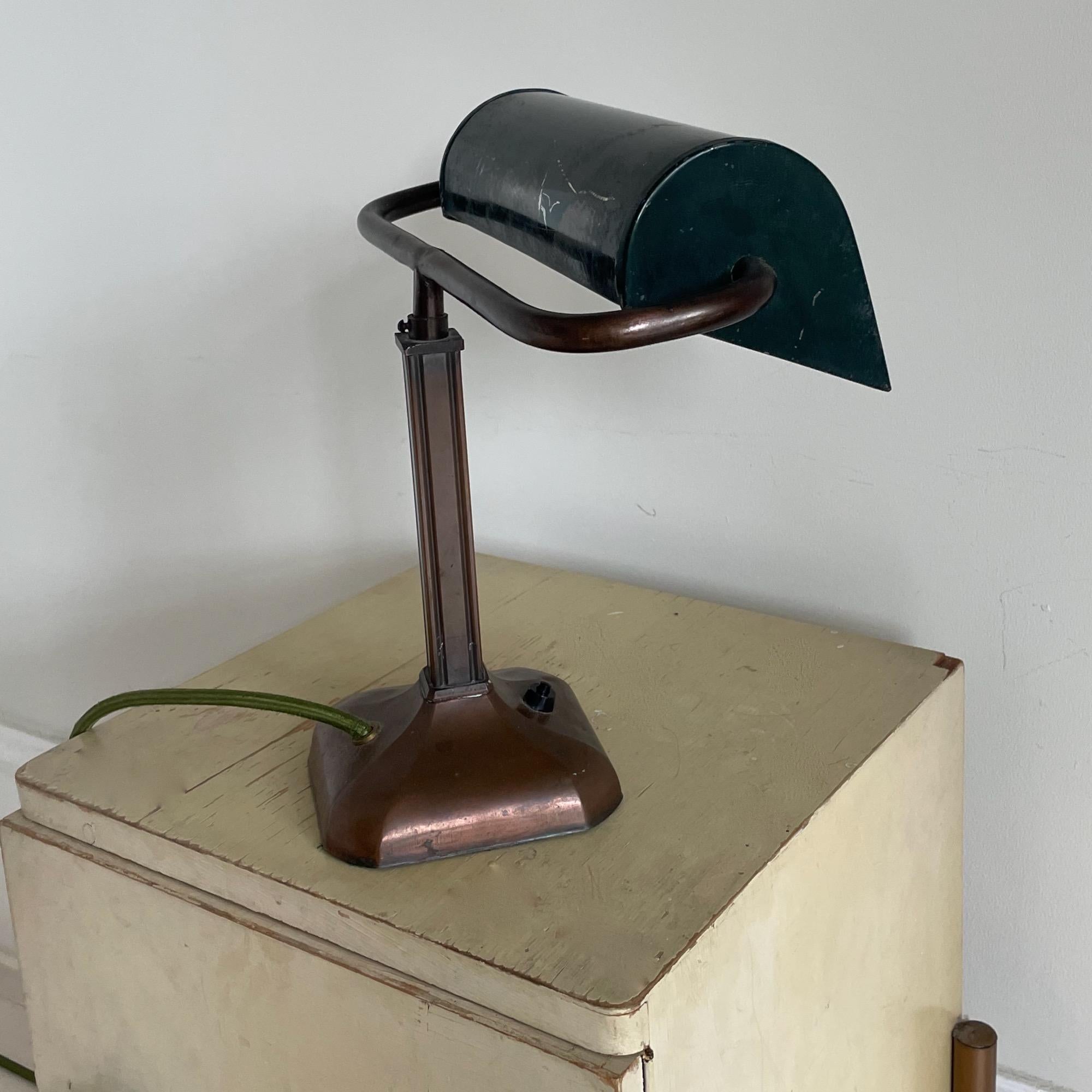 Copper Banker's Desk Lamp, with an adjustable pivoting dark green shade, England 1930's. Nice patina. 