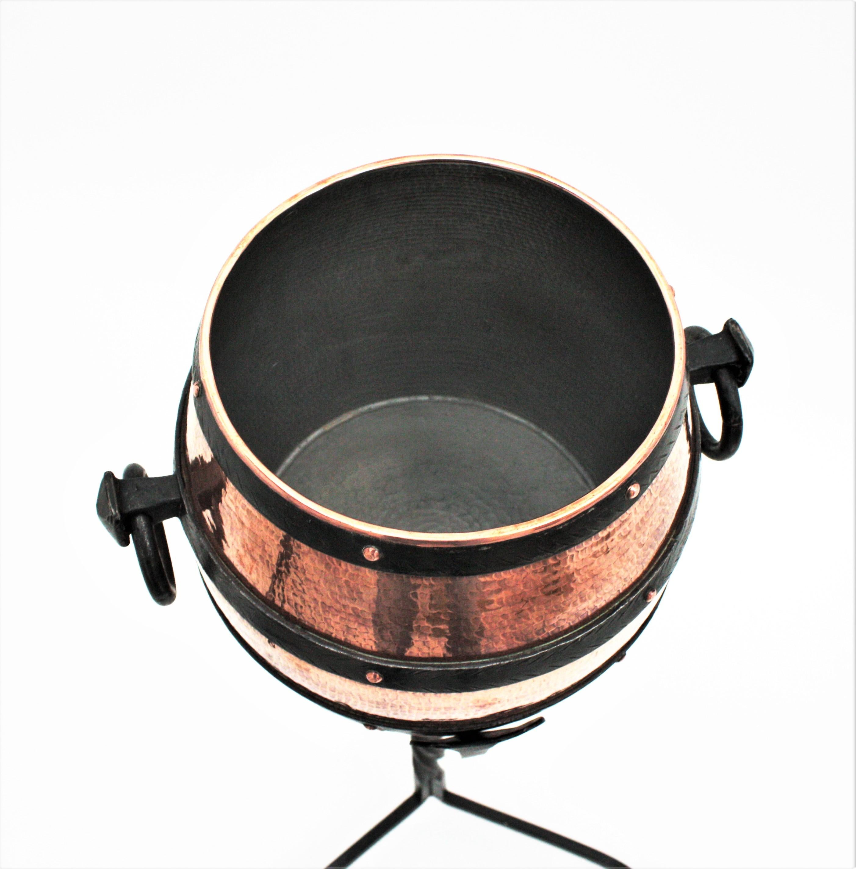 Copper Barrel Ice Bucket Champagne Cooler on Hand Forged Iron Stand In Good Condition In Barcelona, ES