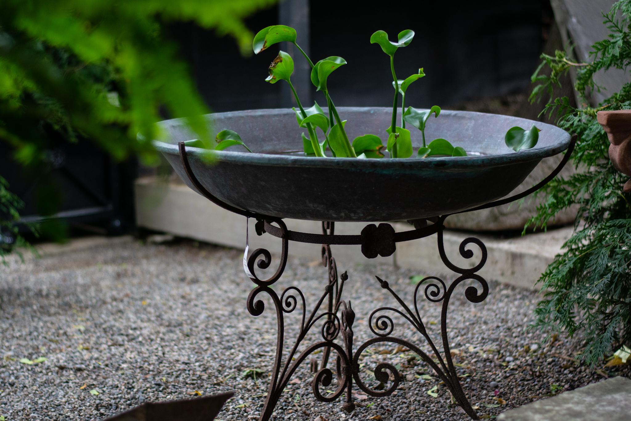 20ième siècle Cuvette en cuivre avec base en volute antique en vente