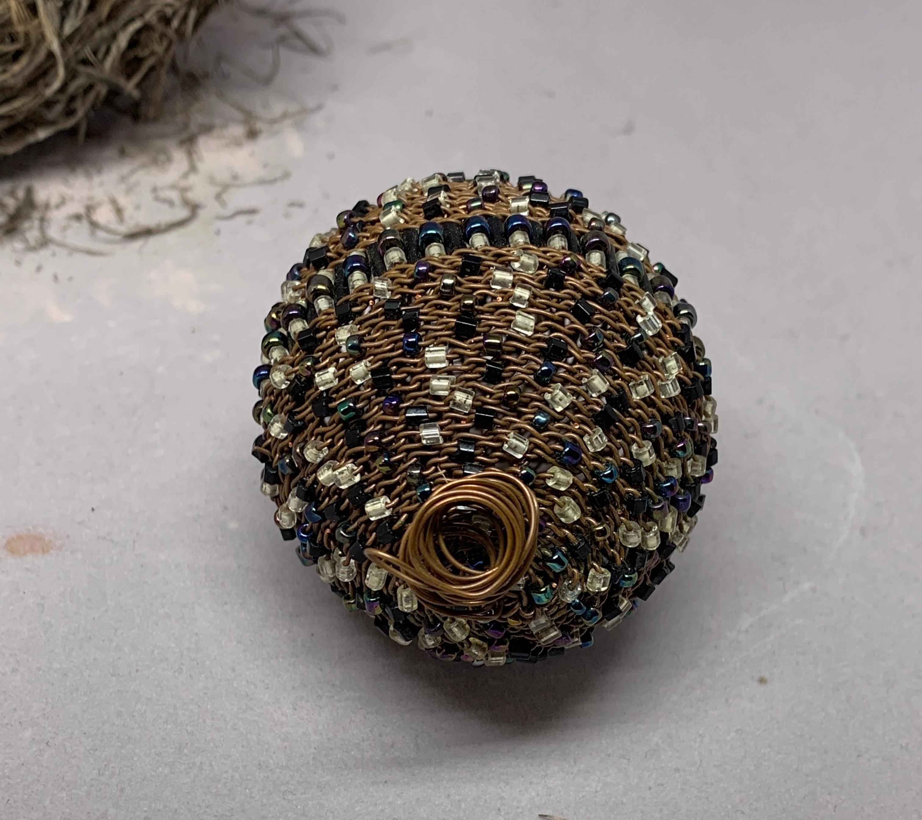 Œuf en perles de cuivre avec nid en vente 1