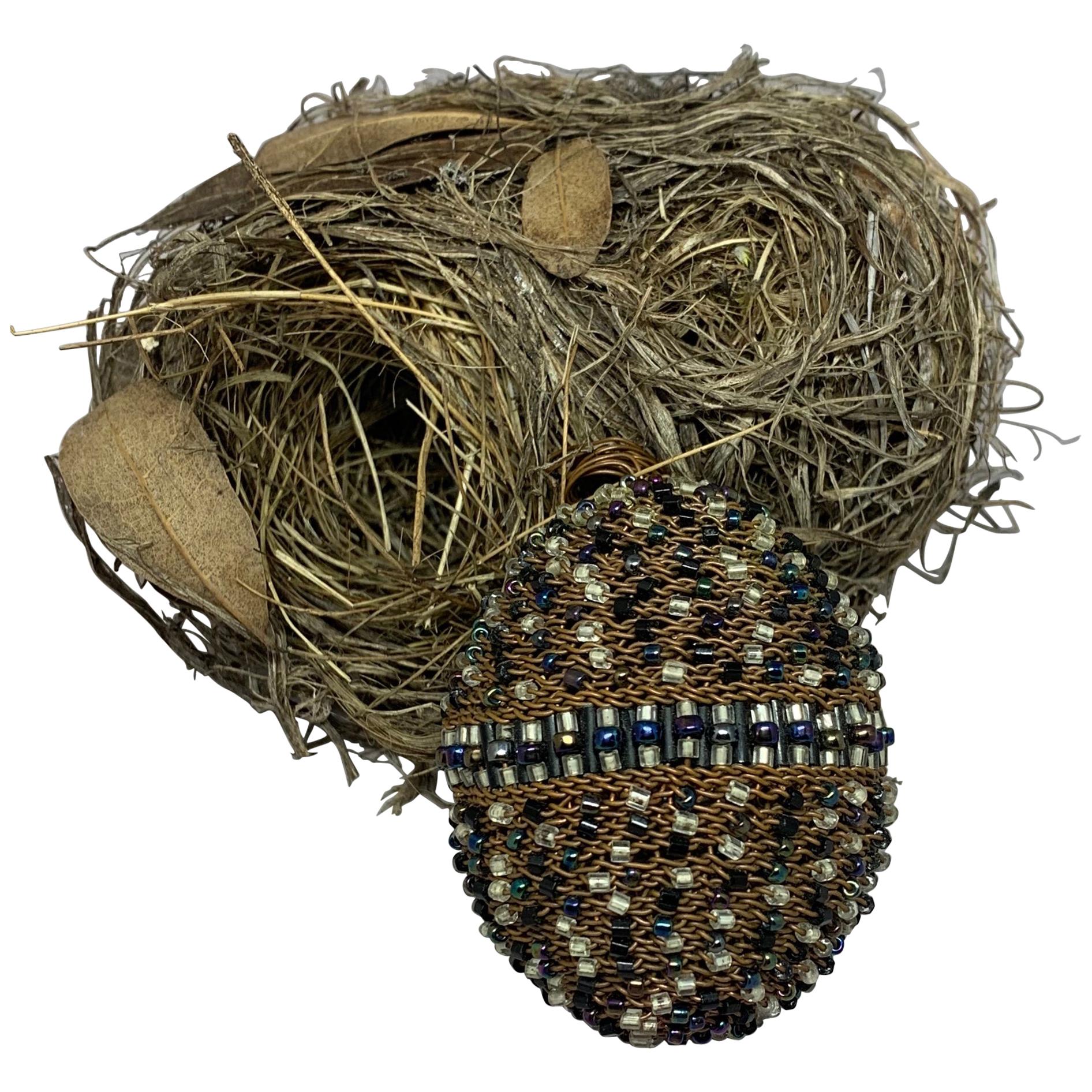 Perlenbesetztes Ei mit Nest aus Kupfer