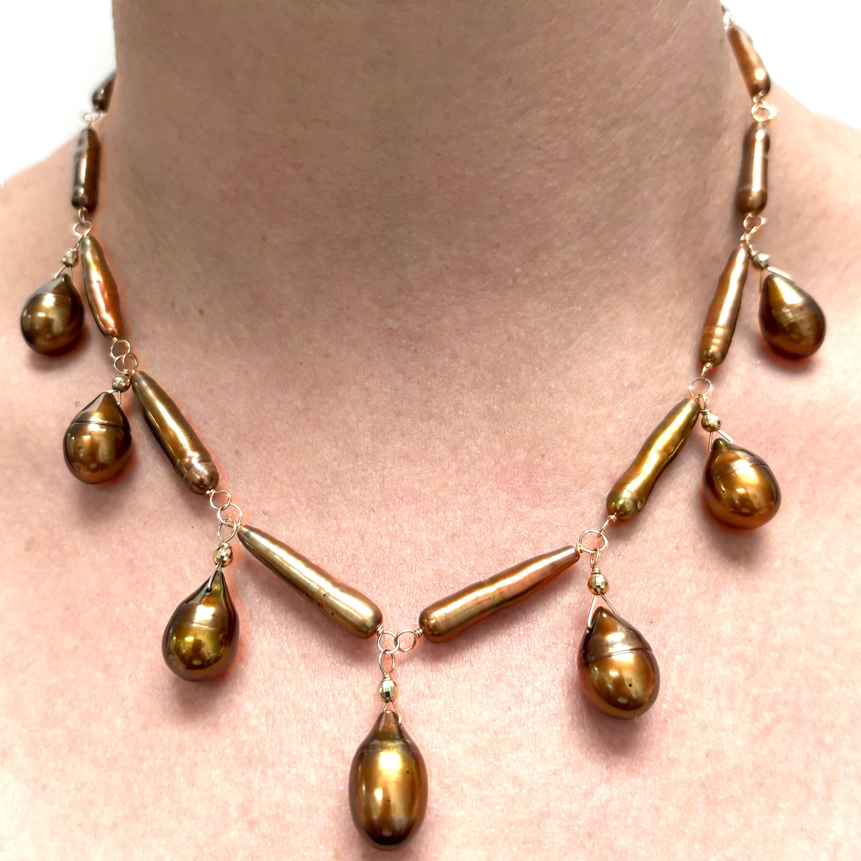 Descrizione
Eleganza e lucentezza delle perle Biwa in una ricca tonalità di rame sono abbinate a eleganti perle a goccia color rame, ciascuna coronata da una perla sfaccettata in oro giallo 14k per un tocco di estrosità. Un mix sorprendente di