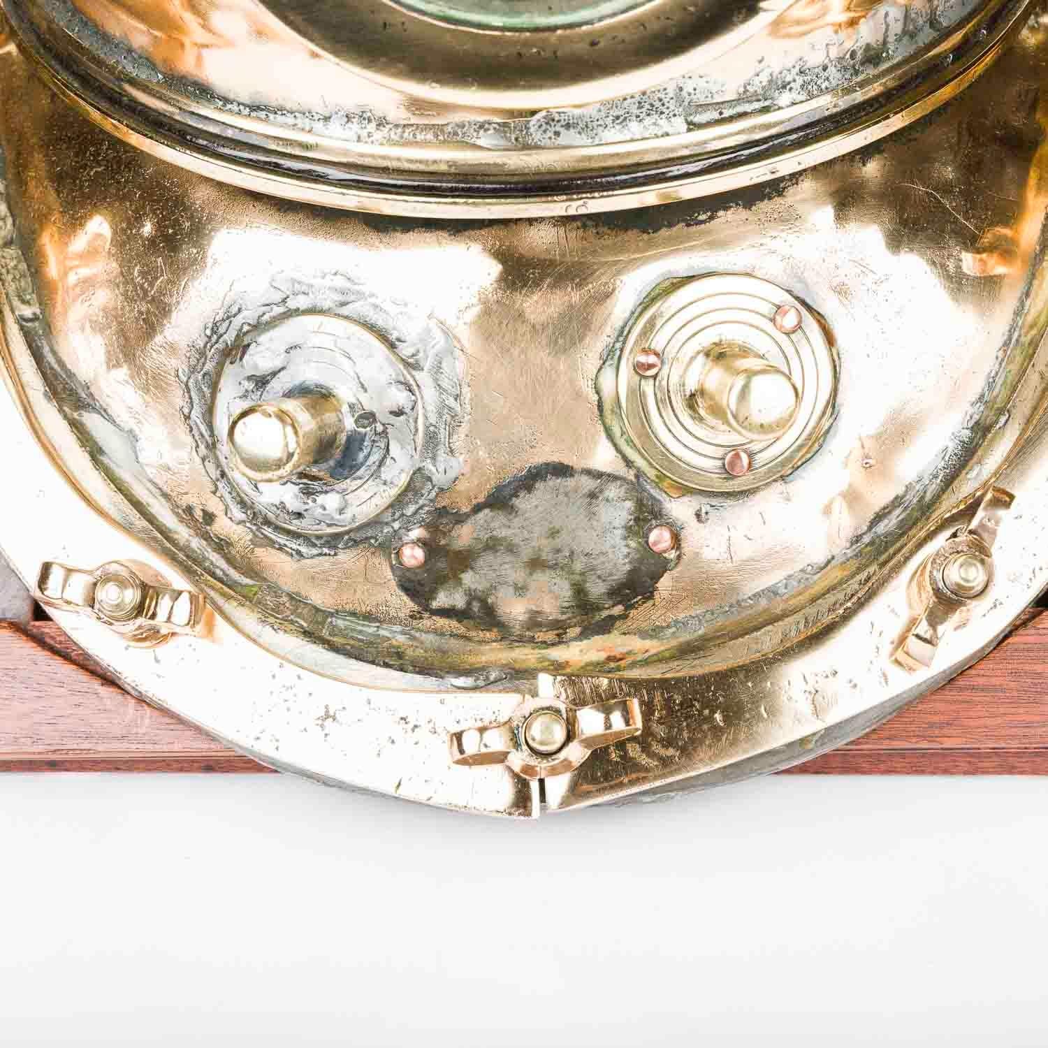 20ième siècle Copper & brass 12 bolt diving helmet en vente