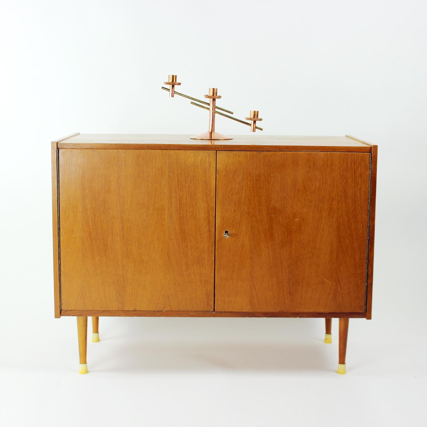 Bougeoir unique de l'époque du design moderne du milieu du siècle dernier. Produit en Tchécoslovaquie dans les années 1970. Le support est principalement constitué de cuivre, avec deux tiges de laiton traversant le motif. Design/One magnifique et