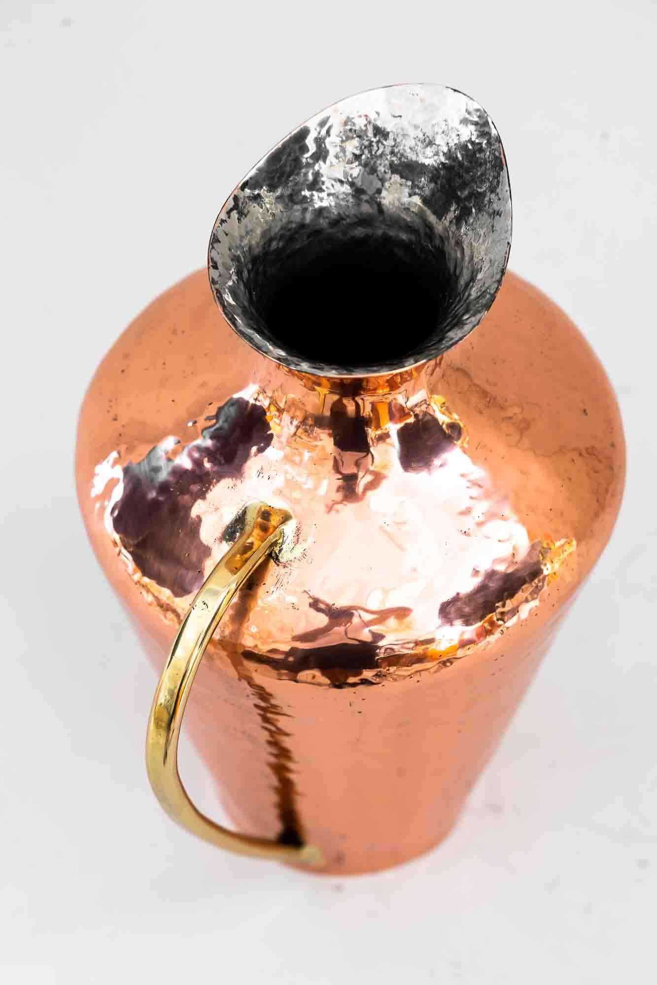 Copper, Brass Hammered Jug Around 1950s In Good Condition For Sale In Wien, AT