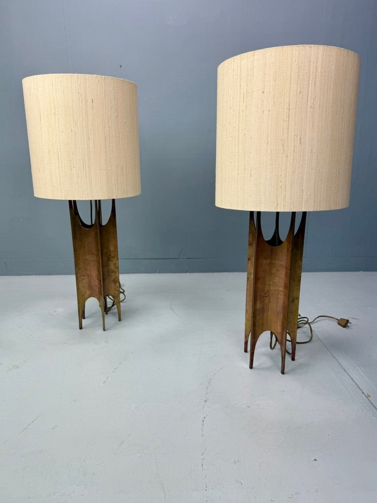 Stunning pair of big brutalist table lamps in the style of Maurizio Tempestini, Italy. The organic shaped lamps are a real lust for the eye. Handmade of copper and the lampshades are made of silk. And very stylish ans sophisticated. 

Real
