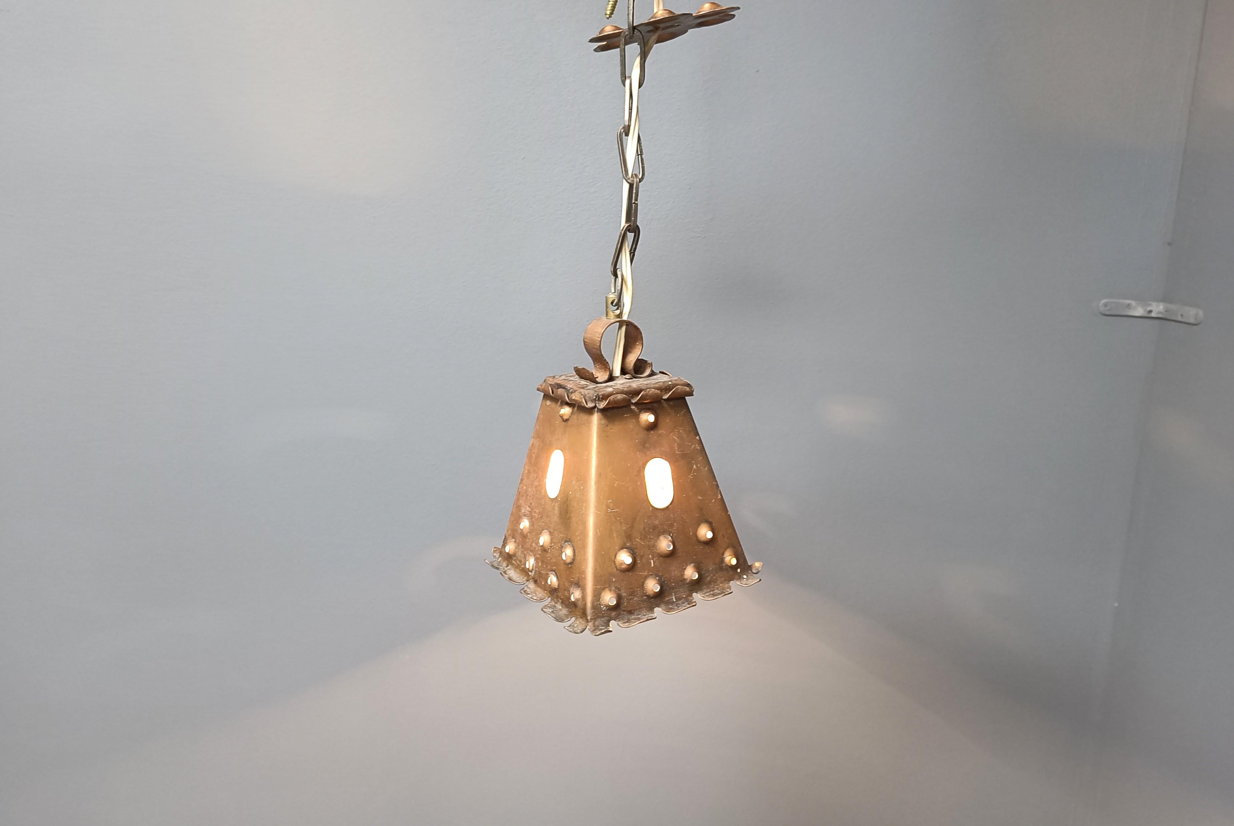 Lampada a sospensione brutalista vintage in lamiera di rame martellata.

La lampada emette una bella luce diffusa grazie al paralume perforato.

Anni '70 - Paesi Bassi

Testato e pronto all'uso con una lampadina E27. Lavora in tutto il