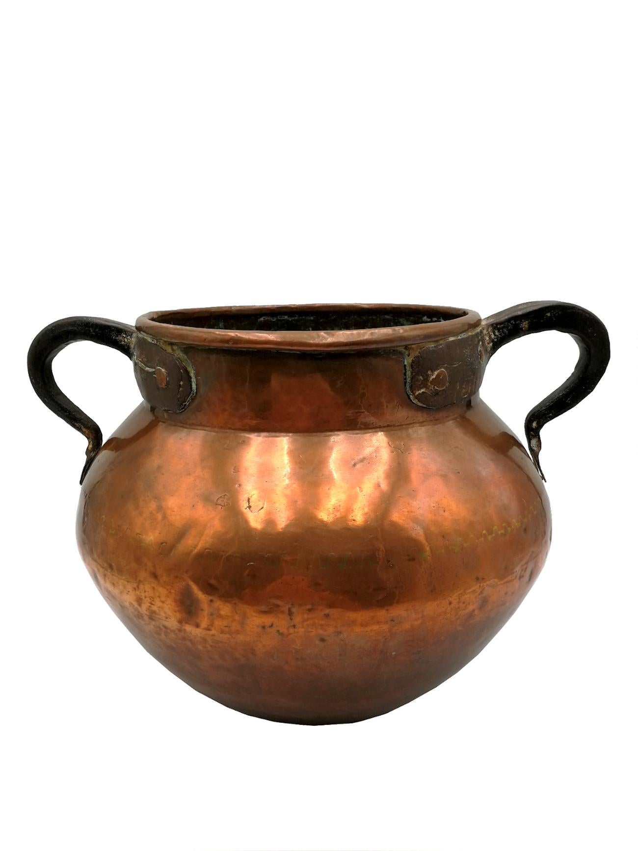 Beautiful 19th century handmade copper cauldron. This cauldron is made of several pieces of
copper that have been joined together according to the ancestral traditions of boiler making and
that, as they are visible, give it a special charm. The