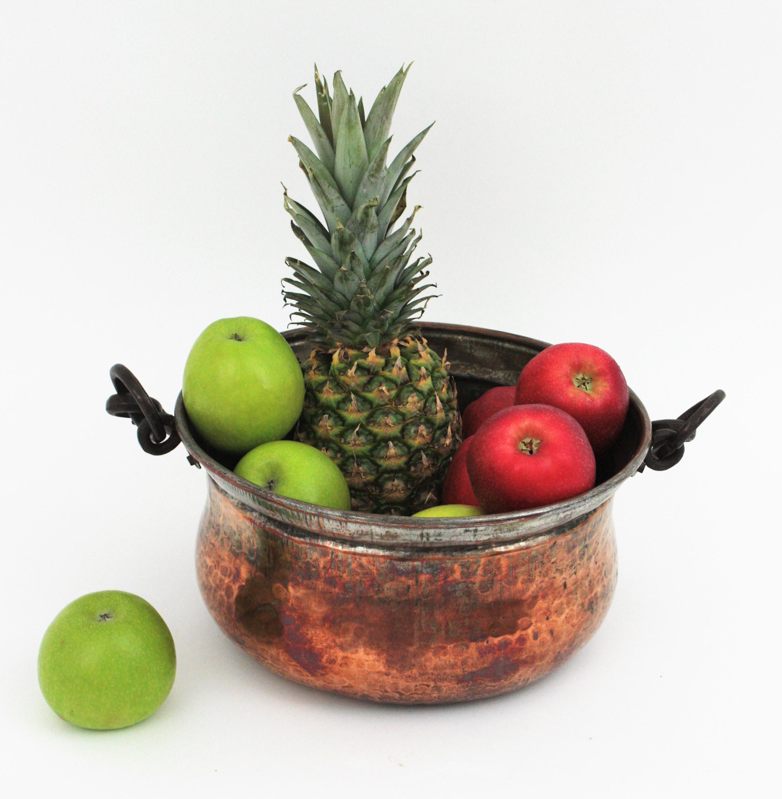 Copper Cauldron Centerpiece Bowl / Wine Cooler / Planter In Good Condition For Sale In Barcelona, ES