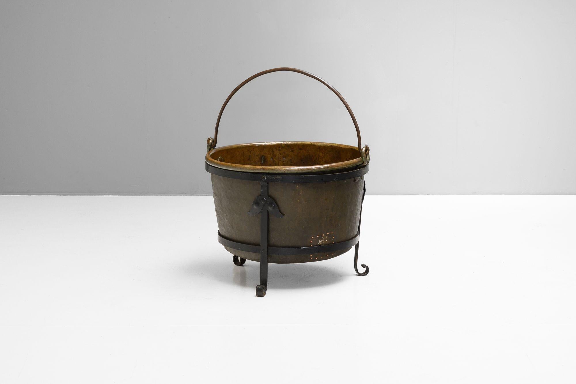 Calderone in rame con manico oscillante su supporto in ferro battuto.
K.K. circa 1870.
H. 49 cm (43 di profondità della ciotola) x L. 63 cm x P. 63 cm
Contattaci per un preventivo di consegna accurato.