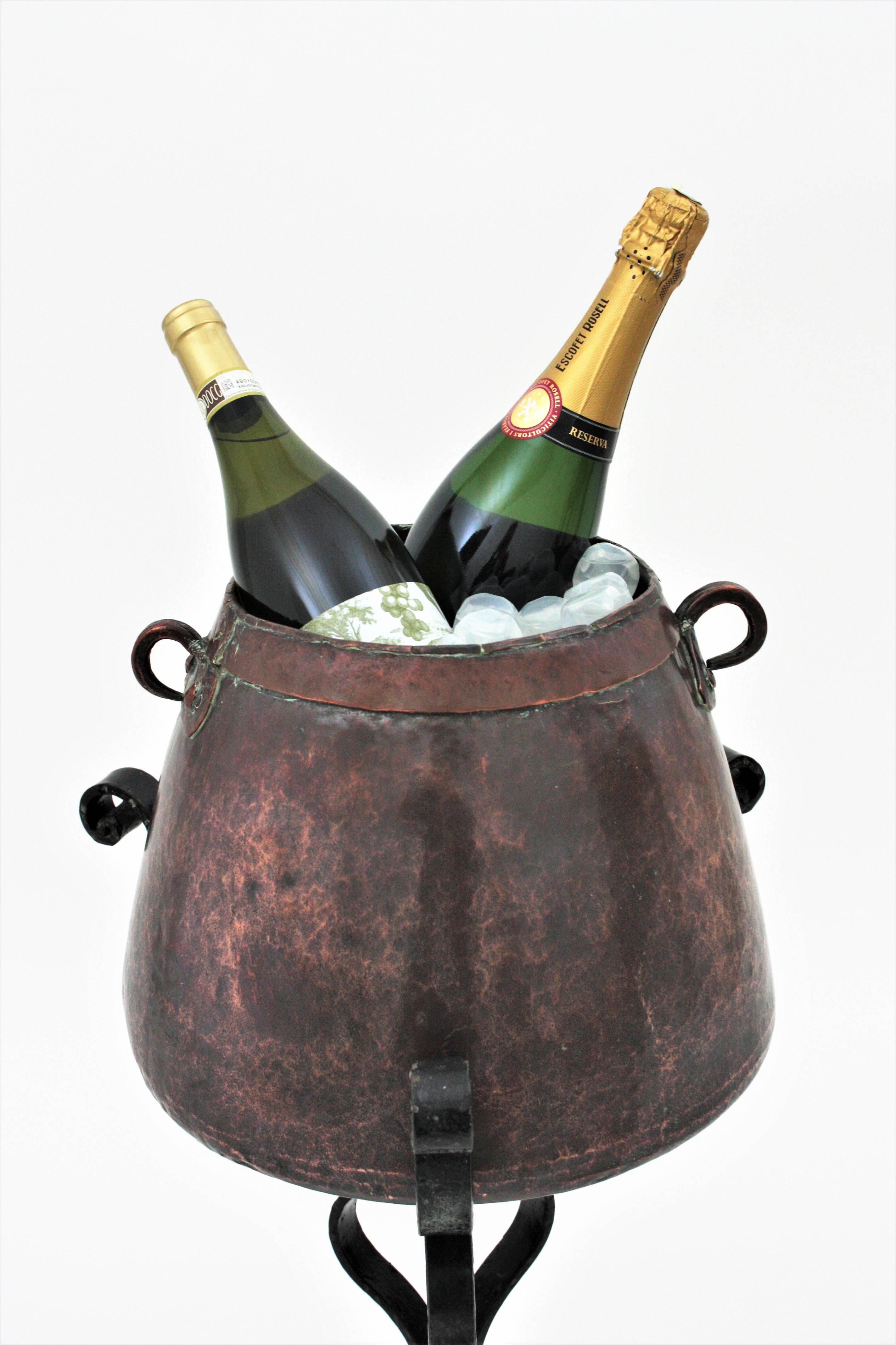 Cauldron Eiskübel Champagner Kühler auf Tripod Stand, Kupfer und Eisen (Spanisch) im Angebot