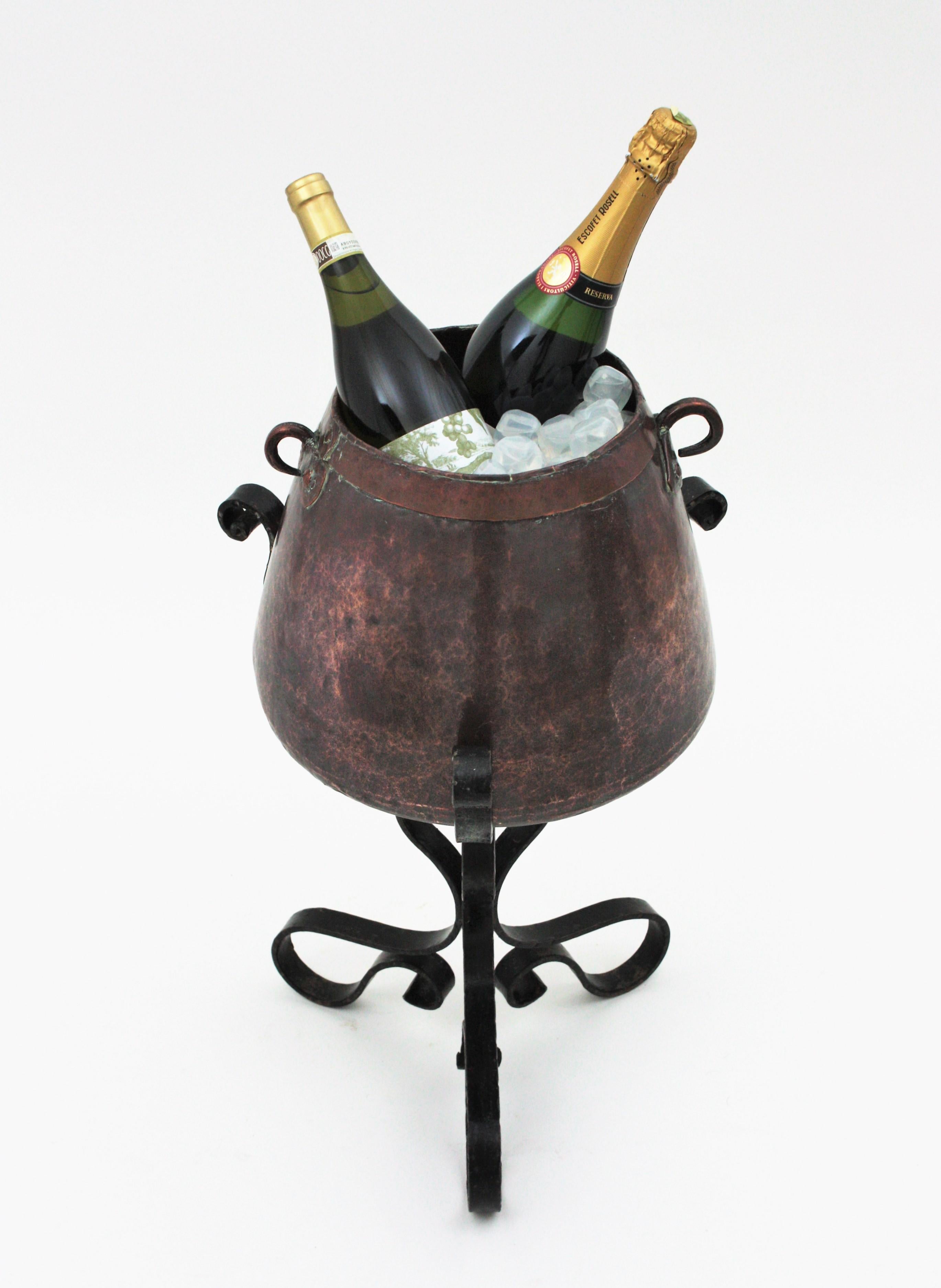 Martelé Seau à glace Cauldron Champagne Cooler sur Stand Tripode, Cuivre et Fer en vente