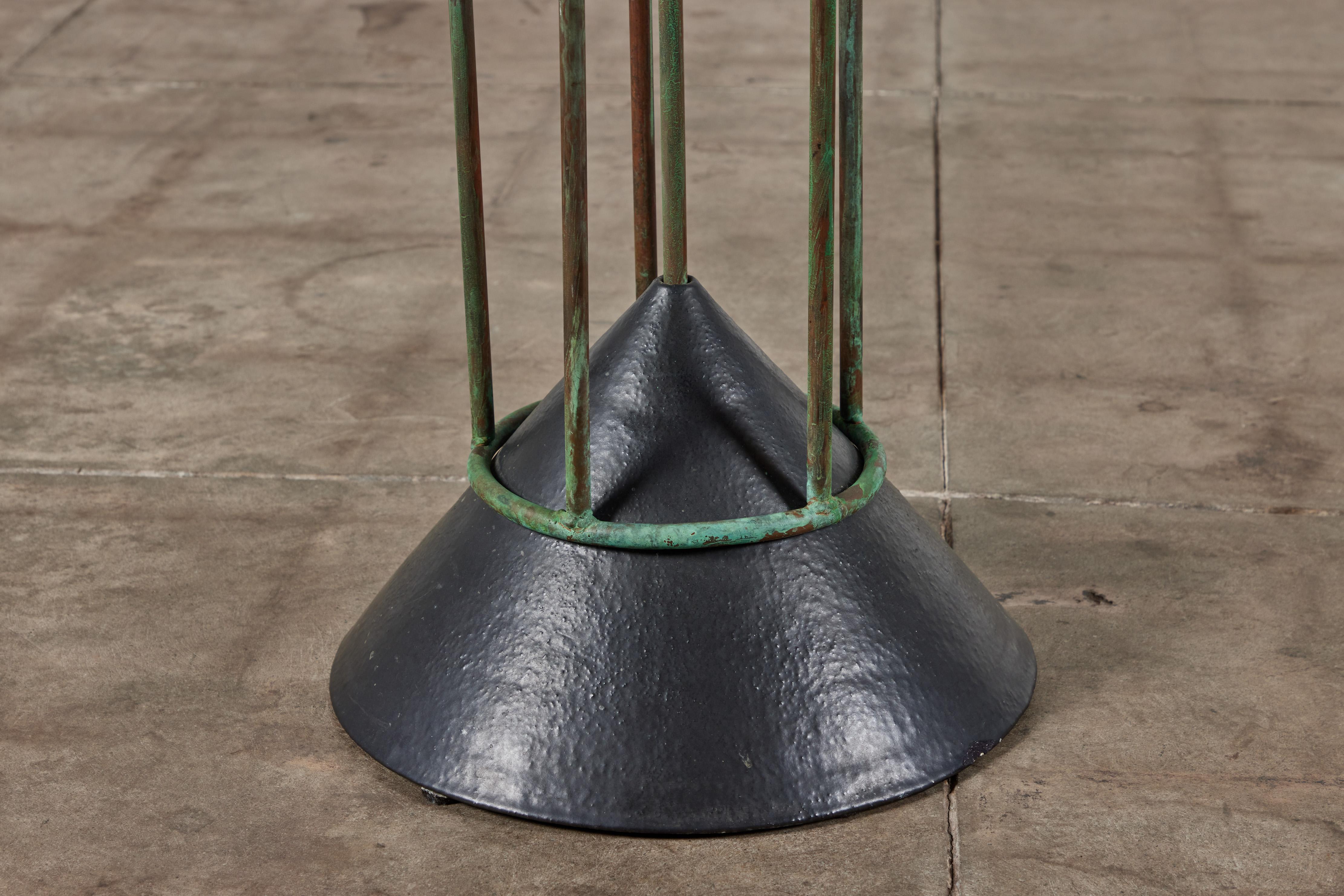 Lampadaire postmoderne en cuivre et céramique Bon état - En vente à Los Angeles, CA