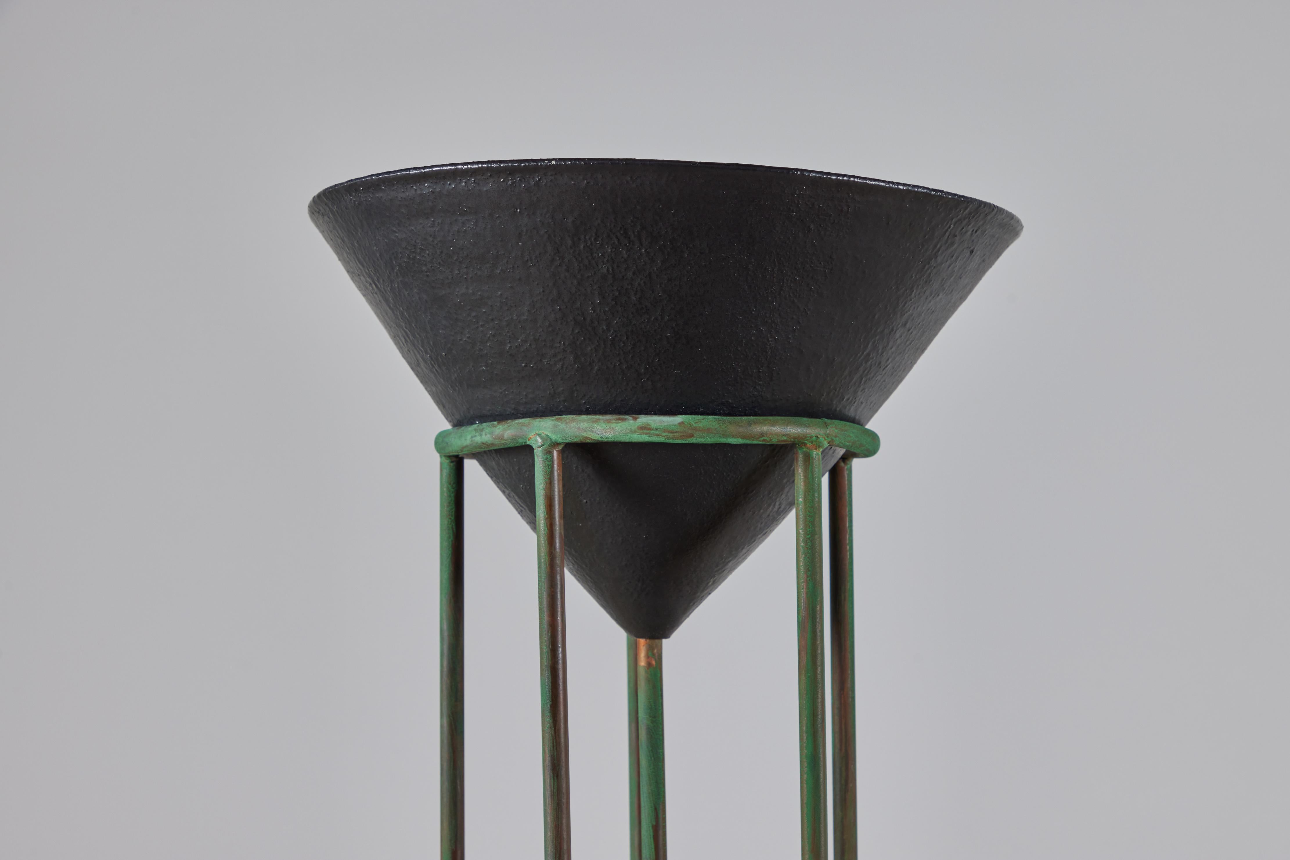 Fin du 20e siècle Lampadaire postmoderne en cuivre et céramique en vente