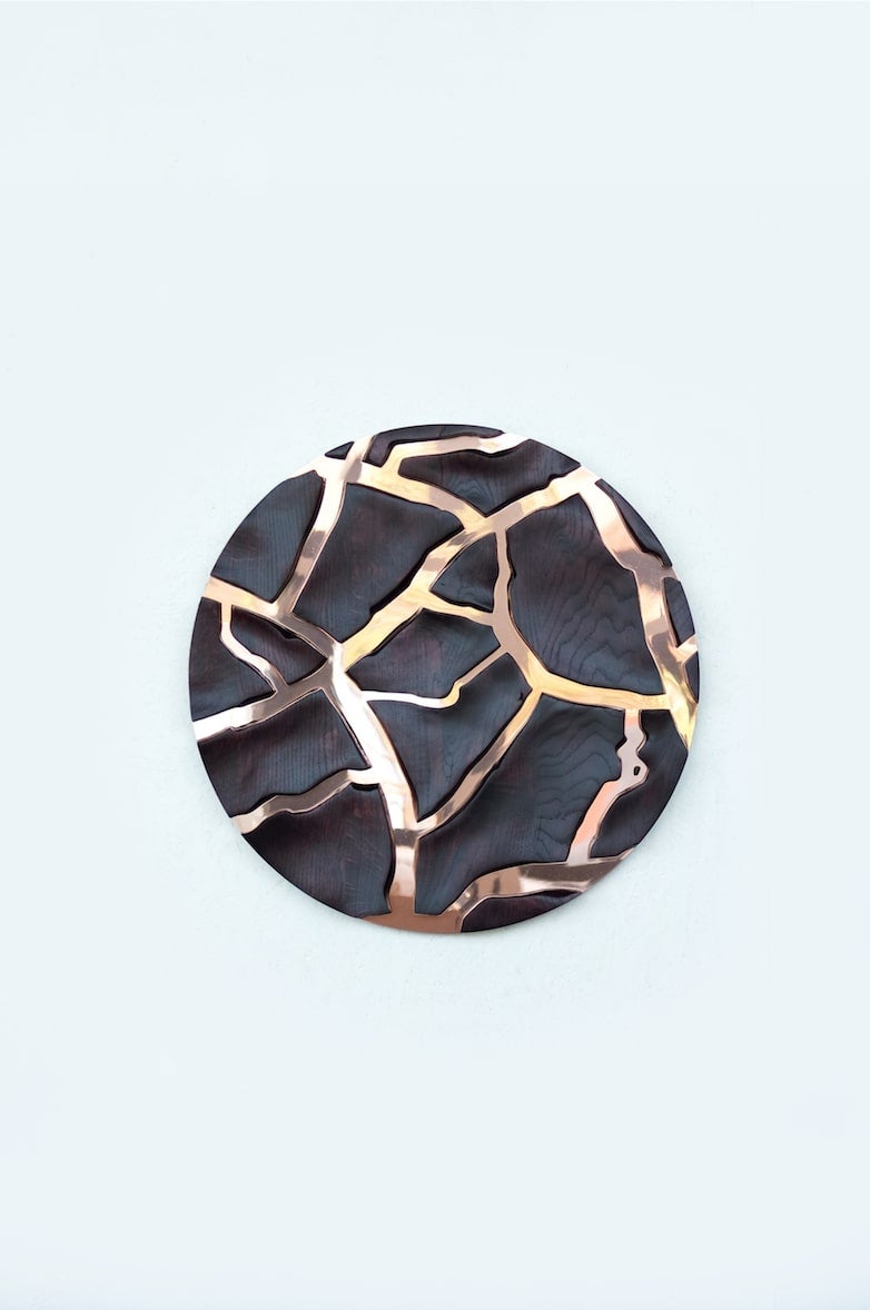 Copper Clay Disc S1 par Onno Adriaanse.
Sculpté à la main, 2022.
Edition : édition limitée à 8 exemplaires pour chaque finition métallique.
Dimensions : Ø 60 cm x 4 cm
Matériaux : bois de chêne et cuivre poli.
Disponible également en laiton et