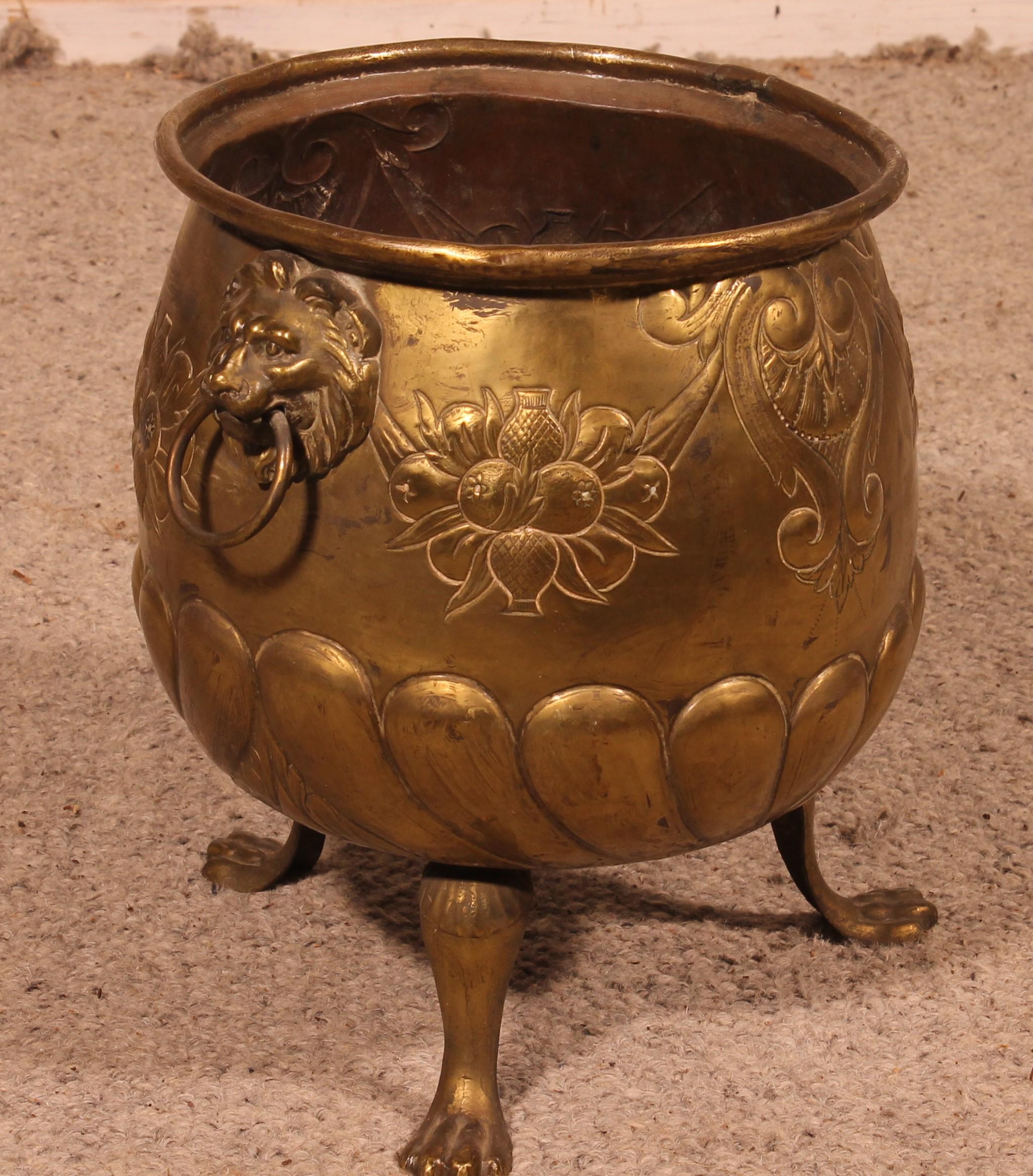 Elegant English coal bucket from the 19th century
Very beautiful coal bucket with two handles decorated with lion's heads and resting on a tripod foot with a lion's claws
Beautiful original patina and very fine work
Perfect to put next to a fire to