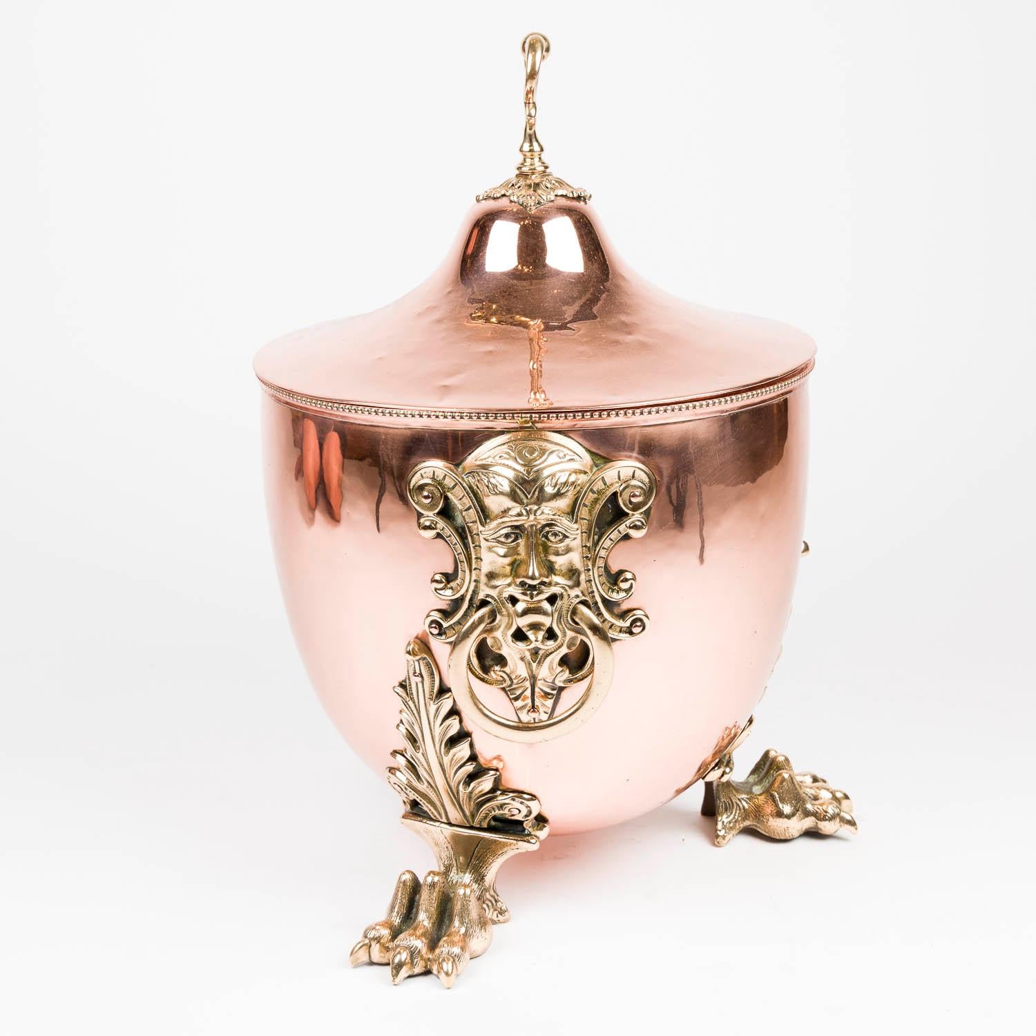 Secchio per carbone in rame con coperchio con maniglie e piedini in ottone ornati, di William Soutter & Sons di Birmingham, circa 1880.


William Soutter & Sons Co., New Market St, Birmingham. Fondata nel 1760.