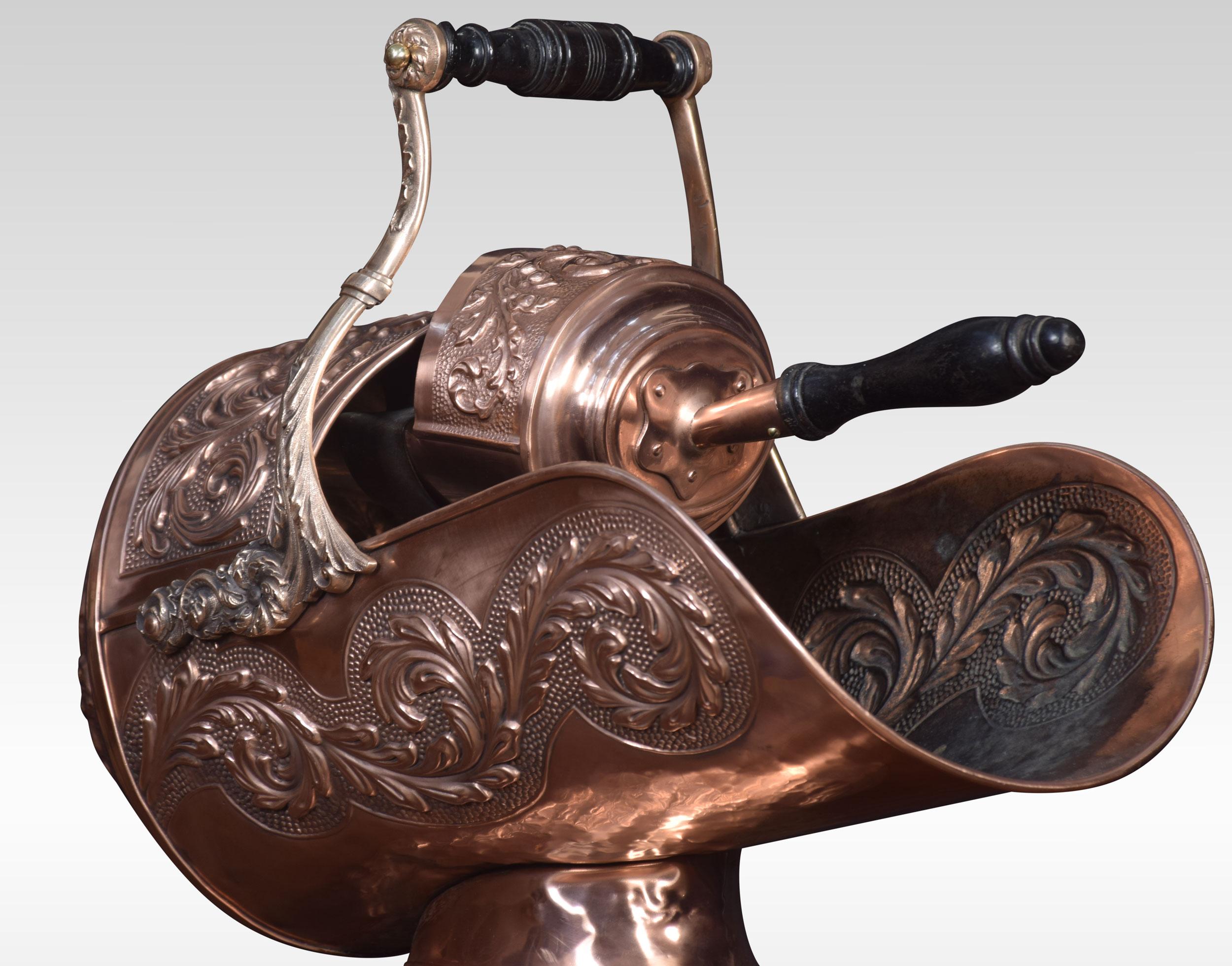 Sceau à charbon en cuivre de forme ovale, battu à la main, avec poignée de transport sur le dessus et pelle d'origine en dessous, le tout monté sur une base circulaire.
Dimensions :
Hauteur 16.5 pouces
Largeur 11 pouces
Profondeur 18.5 pouces.