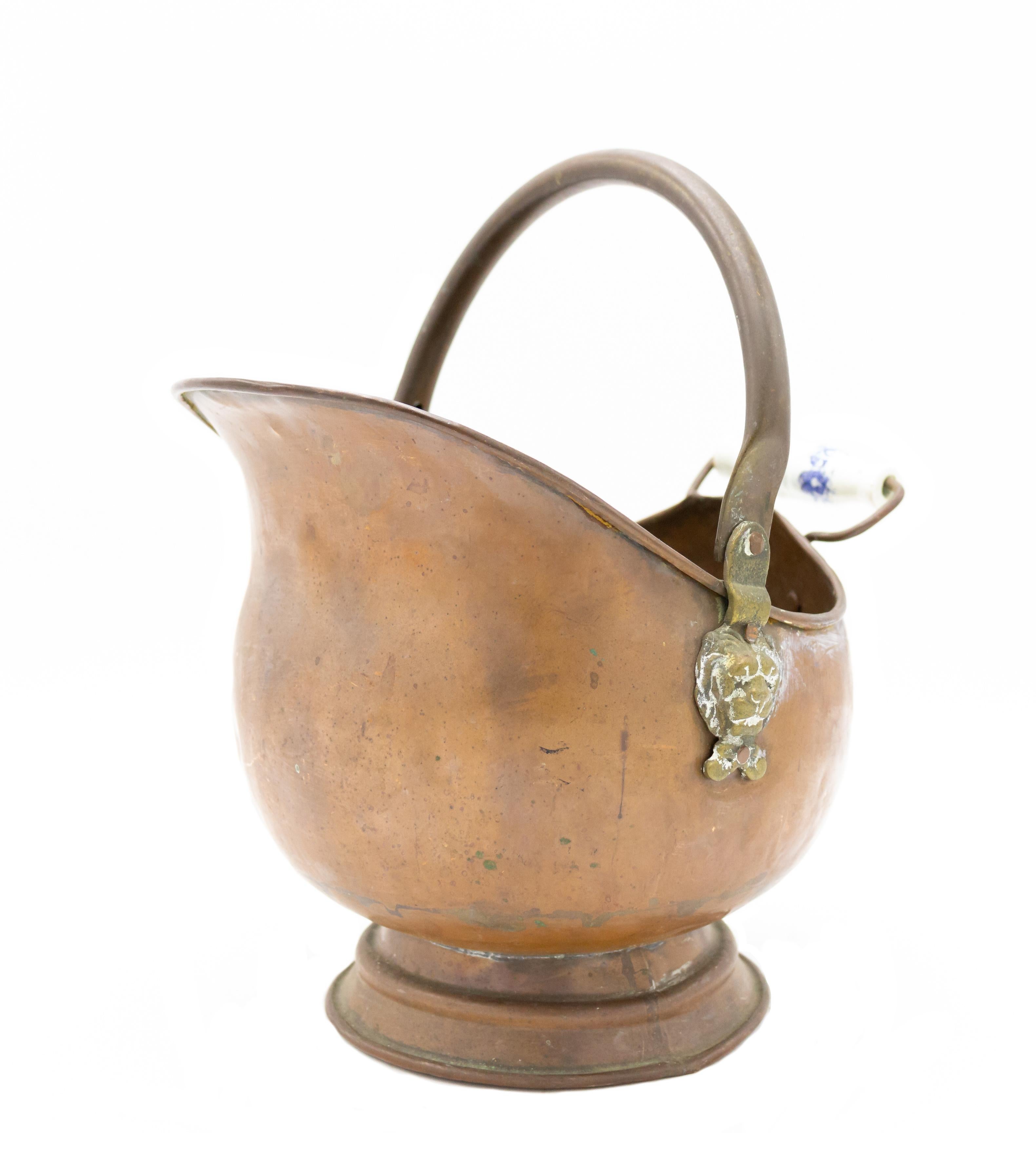 Copper Coal Scuttle with Ceramic Blue and White Handle In Good Condition For Sale In New York, NY