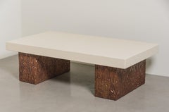 Tavolo da cocktail con base in rame e piano in lacca color crema di Robert Kuo