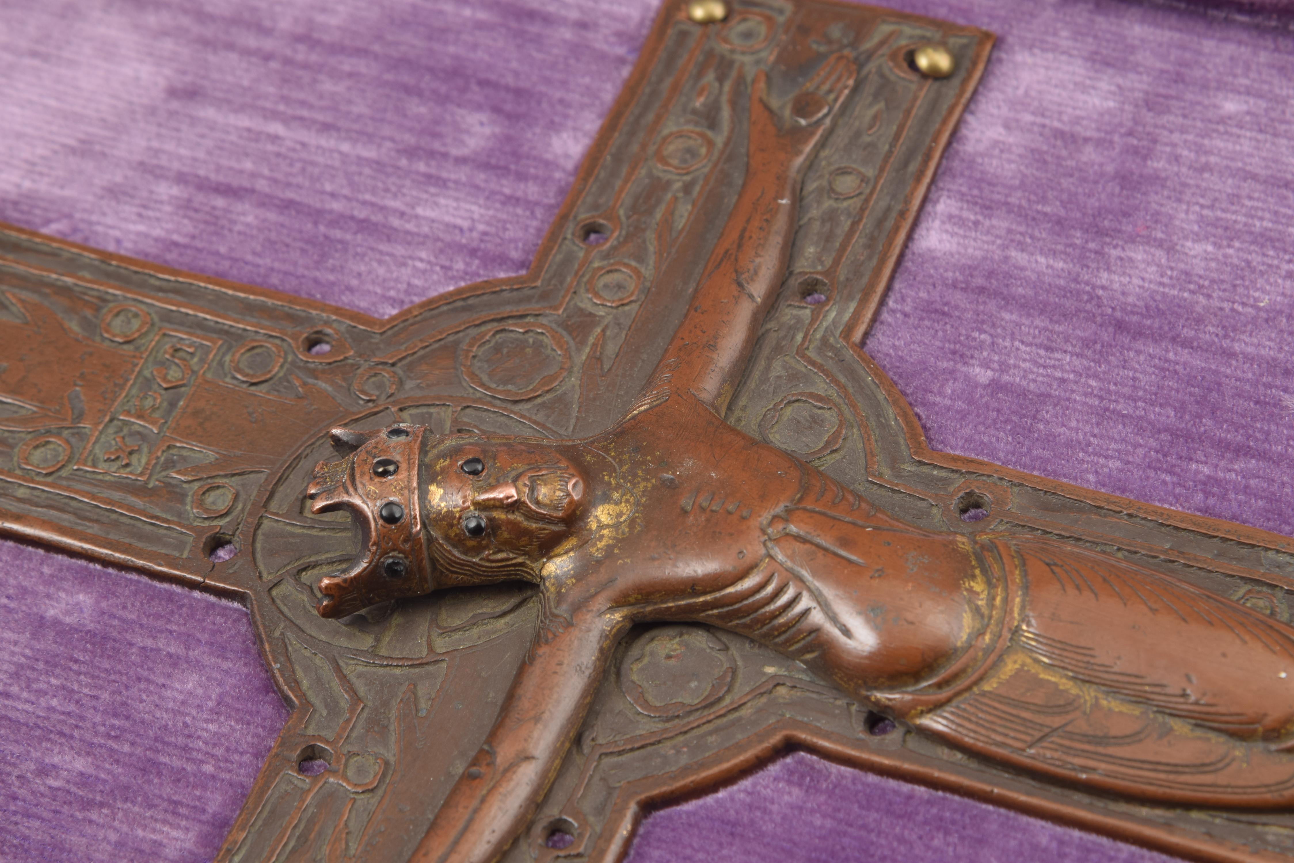 Français Croix en cuivre avec Christ, cuivre, jais, textile, bois, Limoges, France