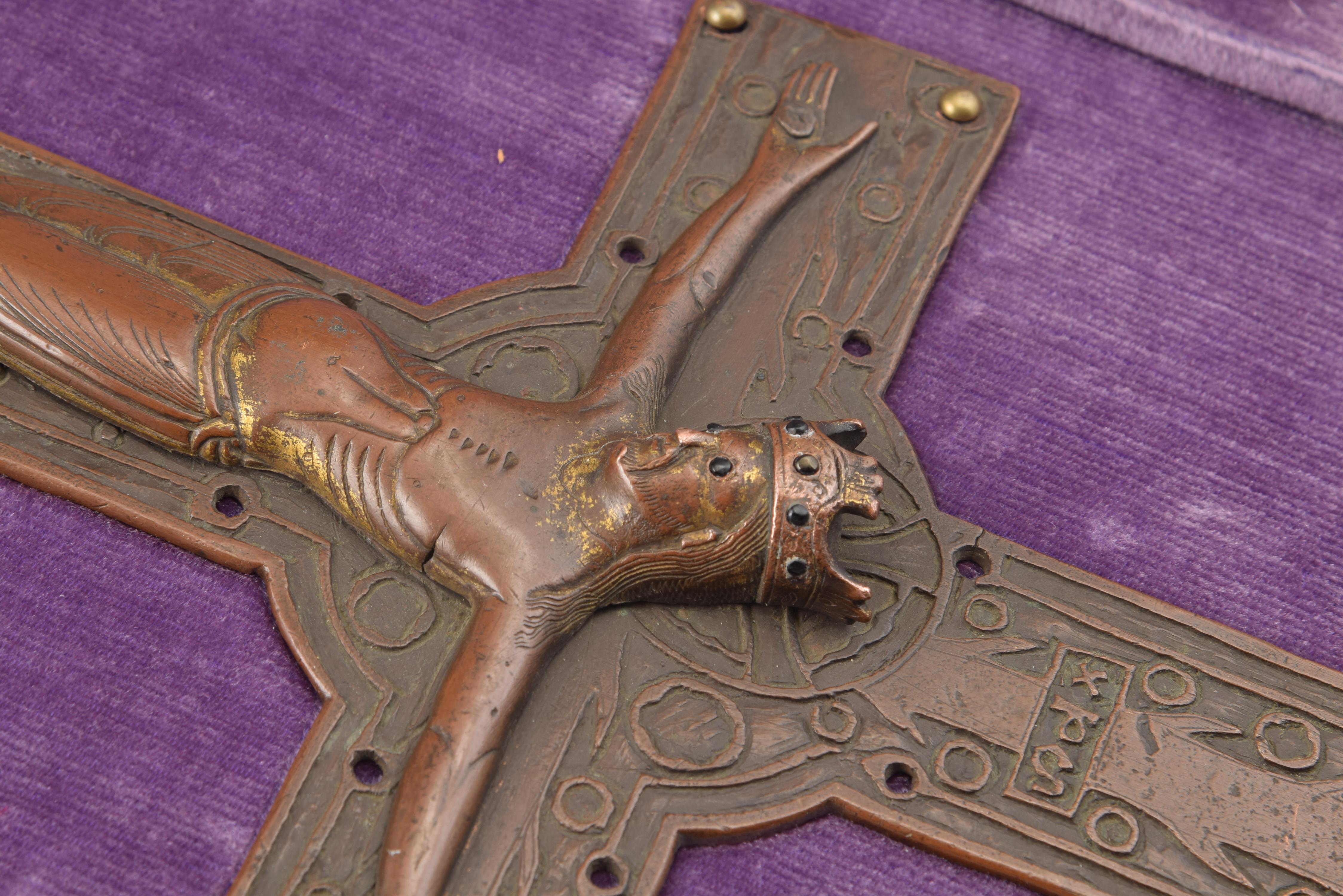 Croix en cuivre avec Christ, cuivre, jais, textile, bois, Limoges, France État moyen à Madrid, ES