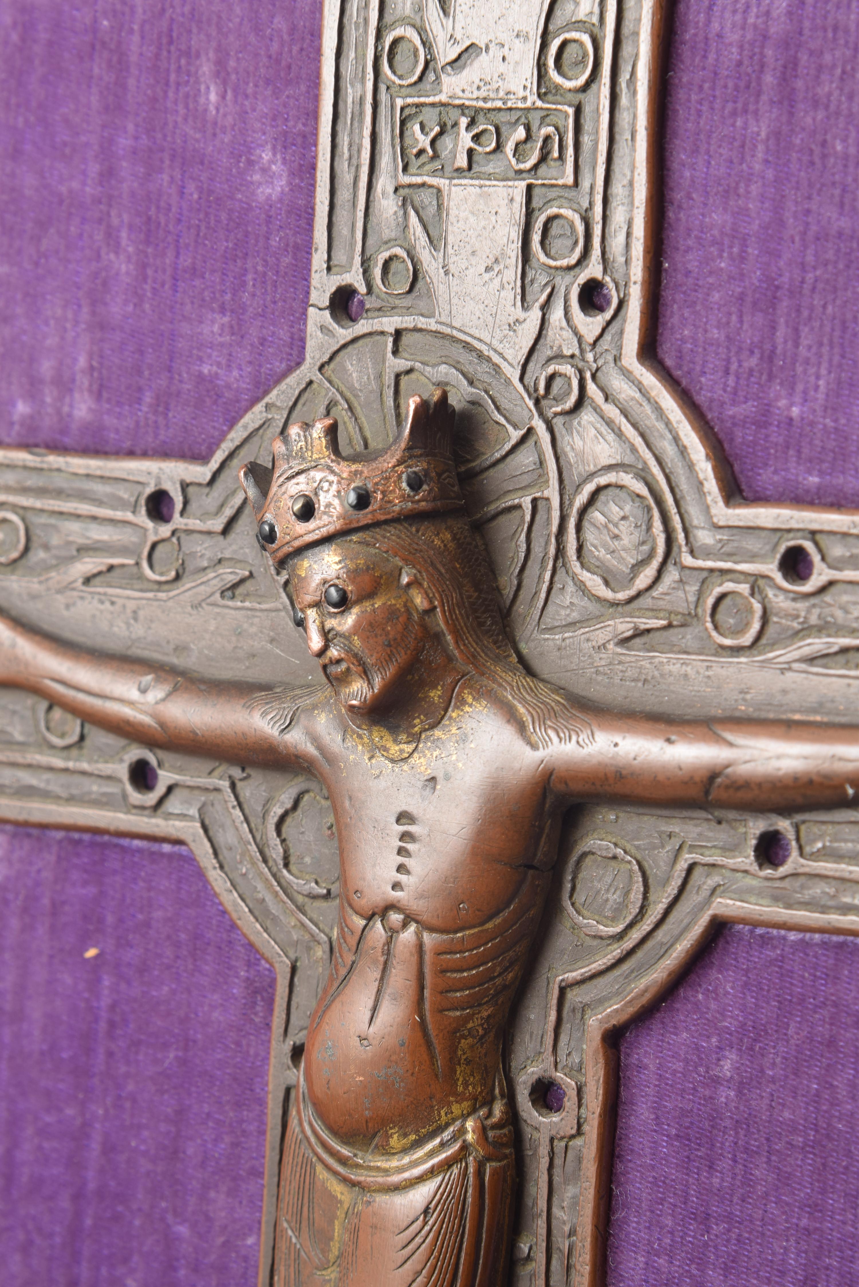 XVIIIe siècle et antérieur Croix en cuivre avec Christ, cuivre, jais, textile, bois, Limoges, France
