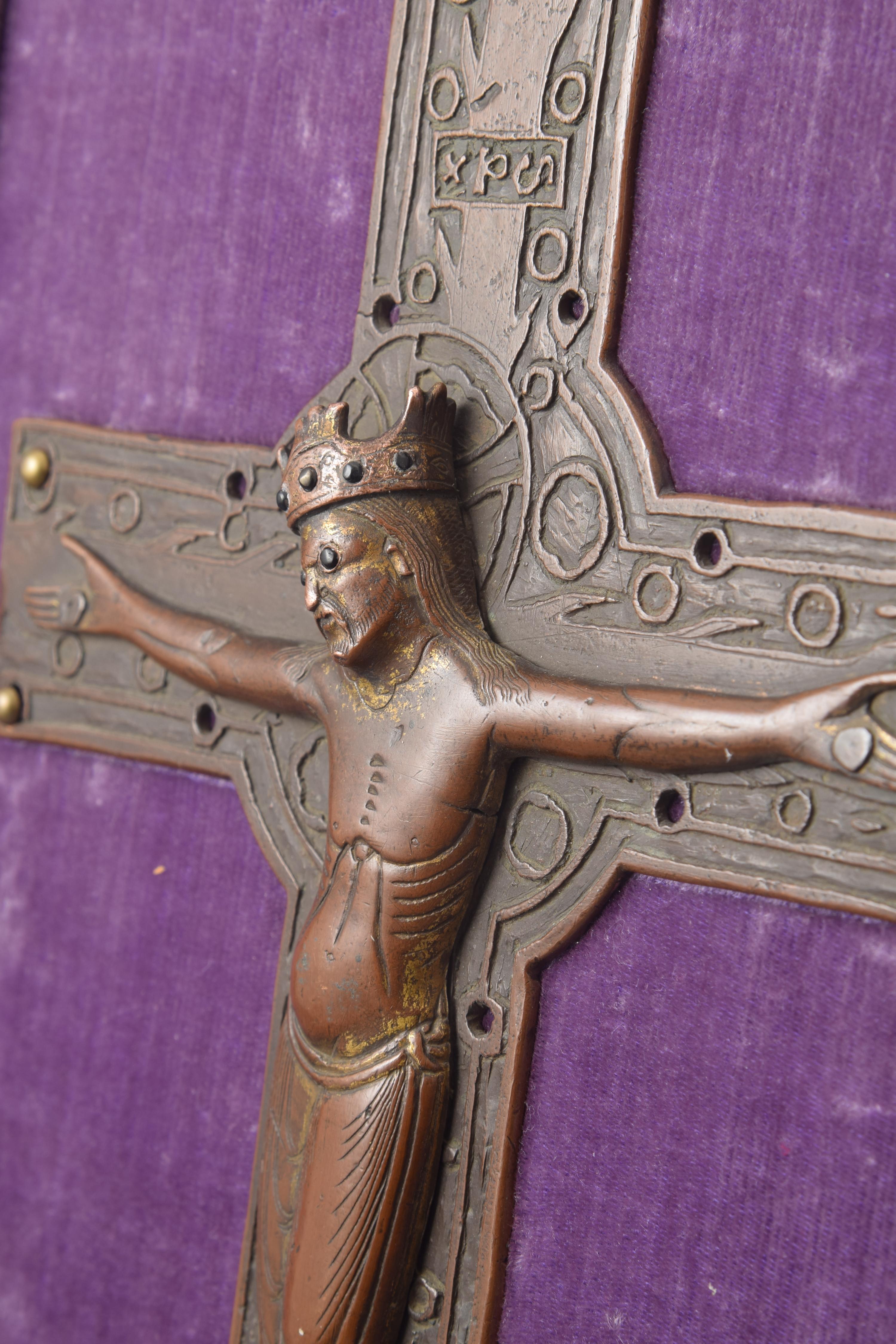Croix en cuivre avec Christ, cuivre, jais, textile, bois, Limoges, France 1