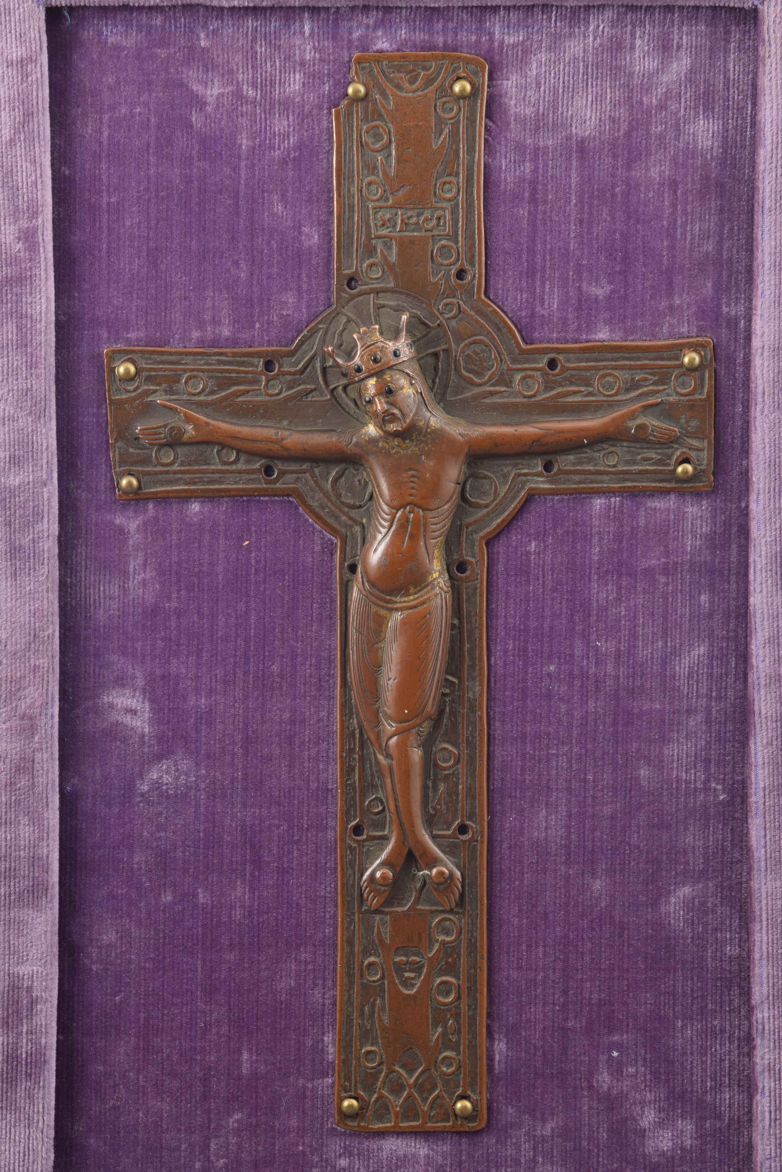 Croix en cuivre avec Christ, cuivre, jais, textile, bois, Limoges, France 2