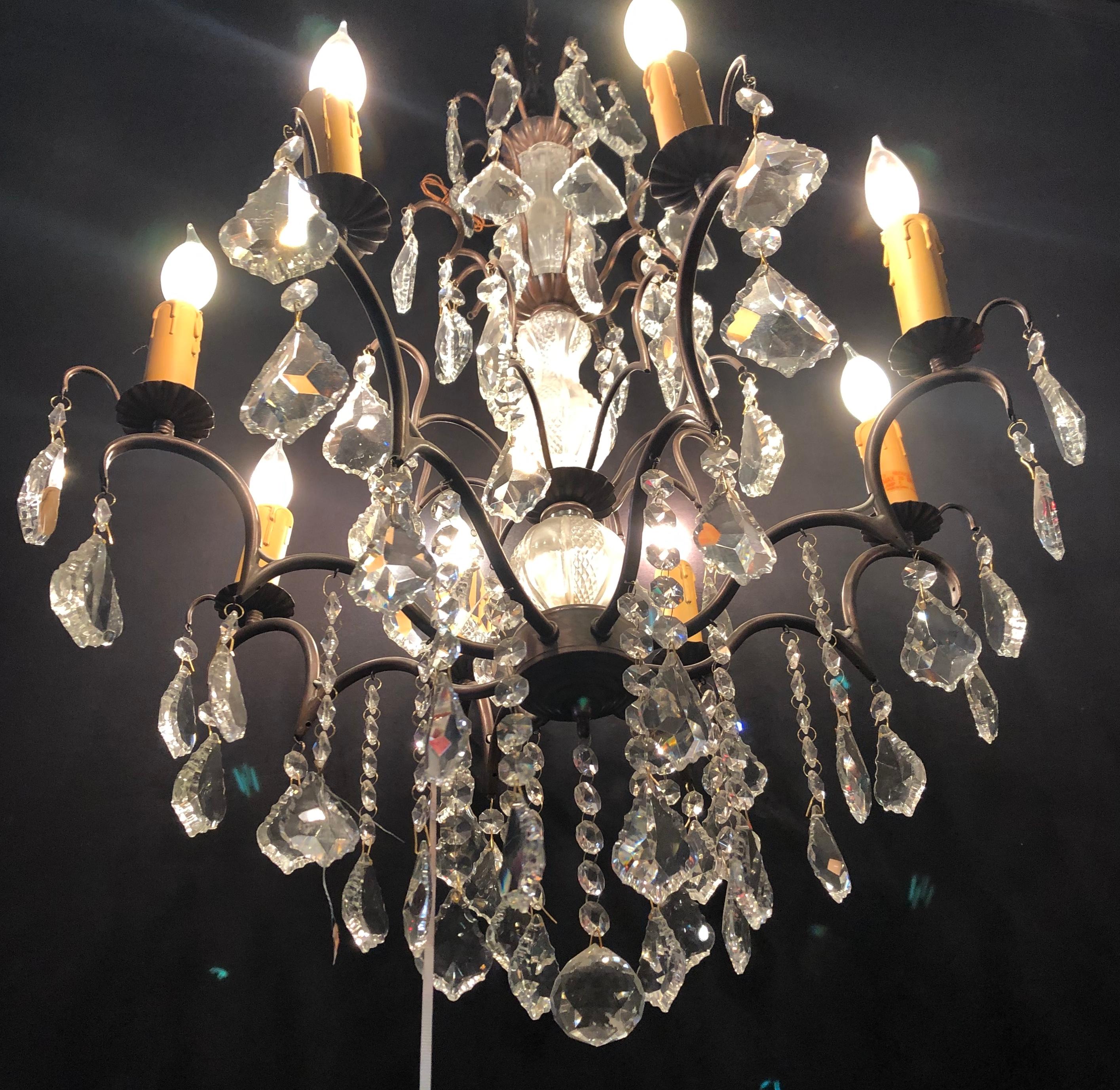 Lustre en métal et cristal conçu en cuivre avec colonne centrale en verre taillé en vente 4