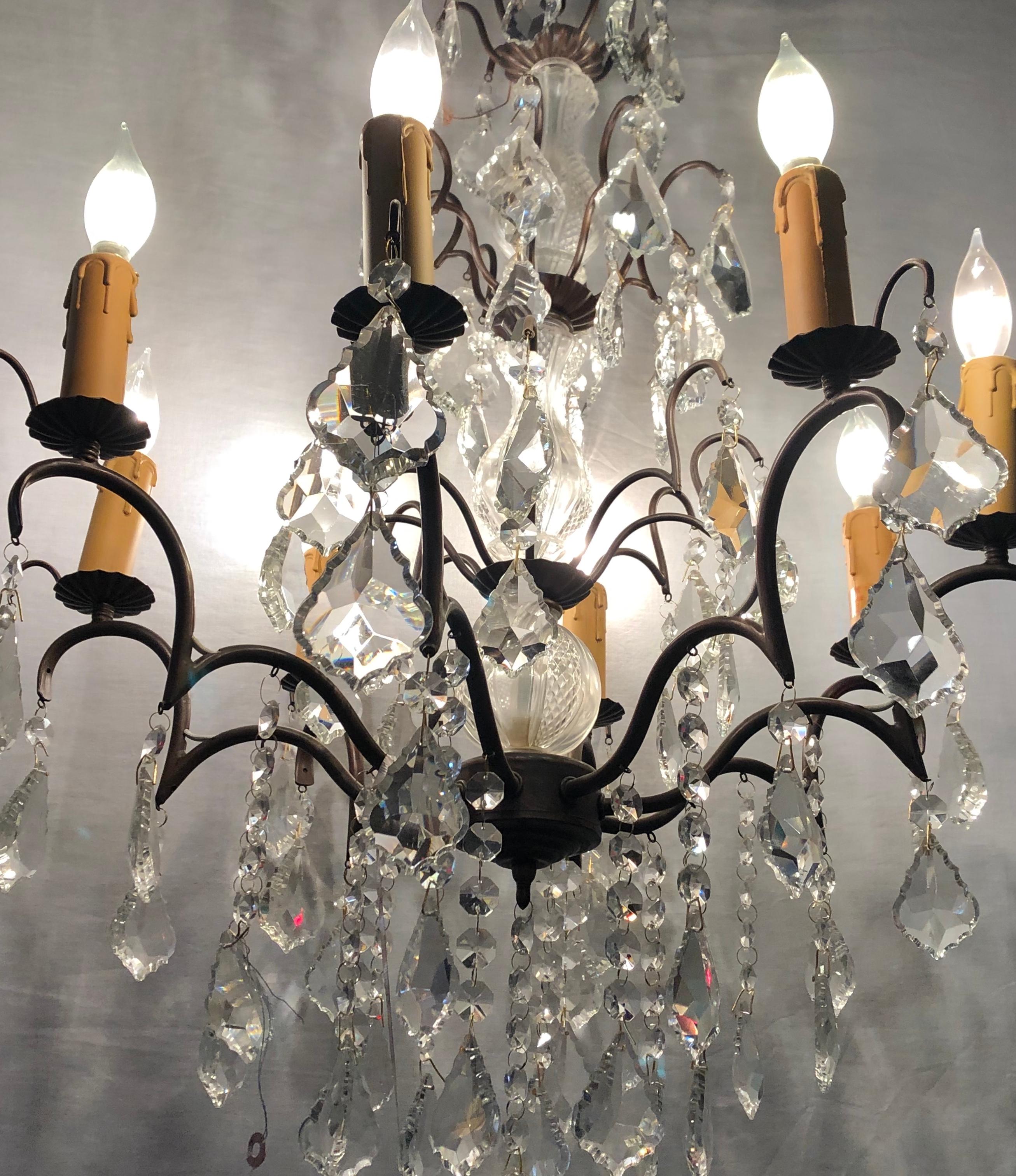 Lustre en métal et cristal conçu en cuivre avec colonne centrale en verre taillé en vente 5