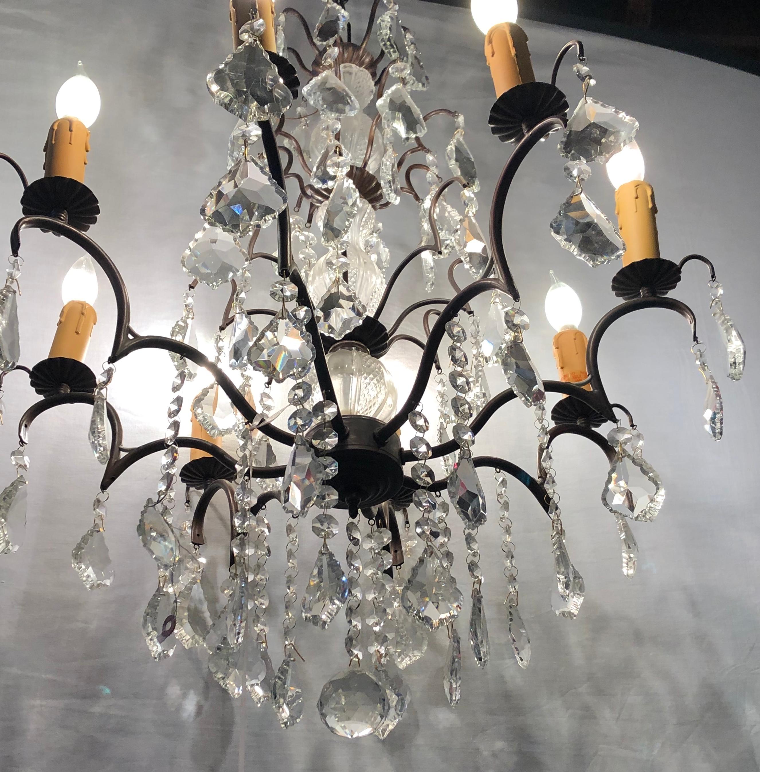 Lustre en métal et cristal conçu en cuivre avec colonne centrale en verre taillé en vente 6