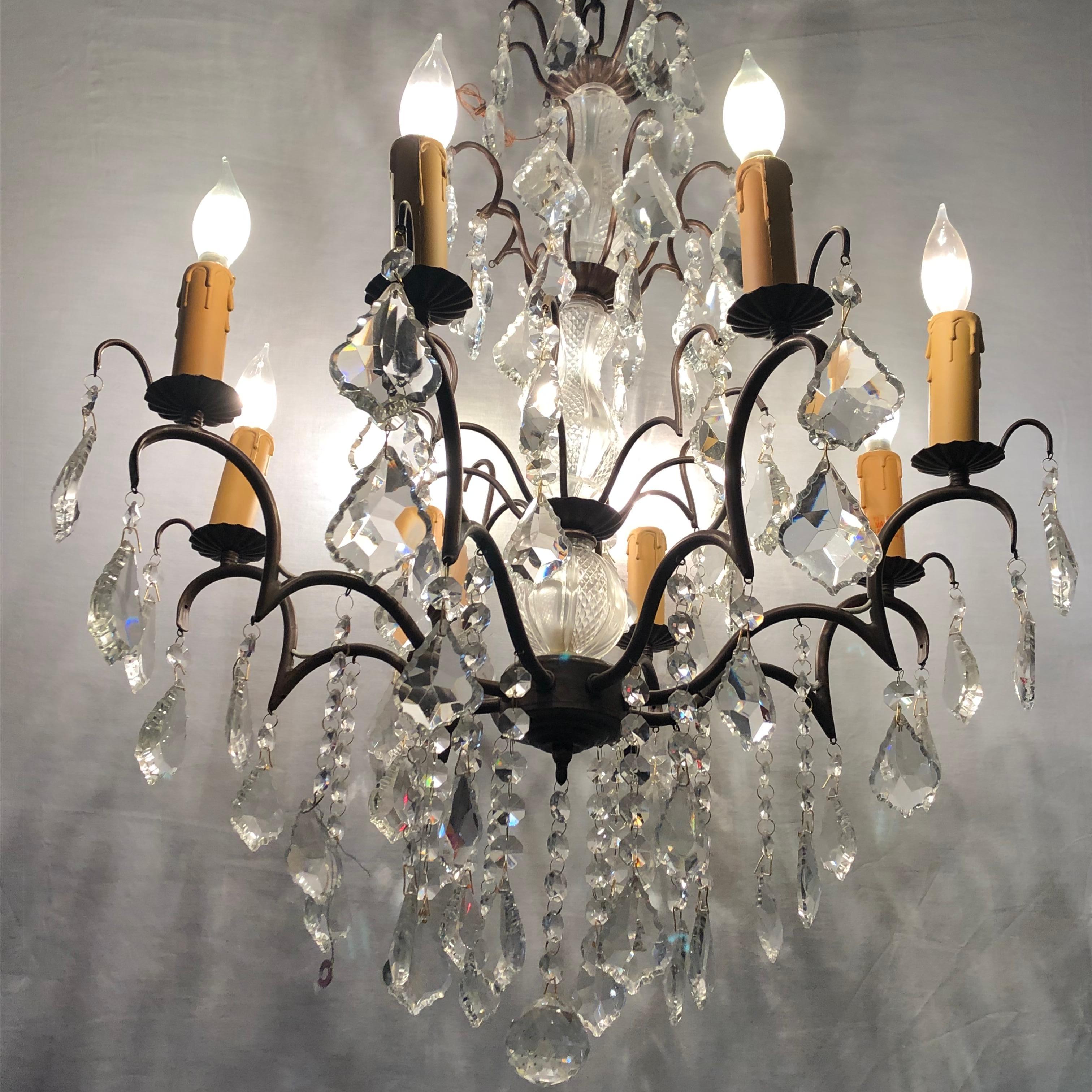 Lustre en métal et cristal conçu en cuivre avec colonne centrale en verre taillé en vente 7