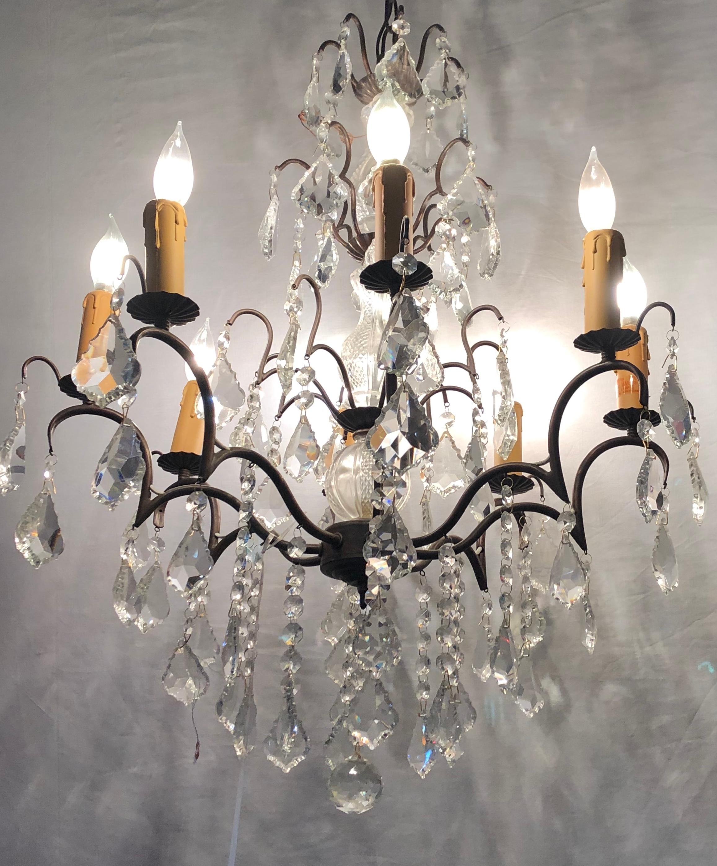 Lustre en métal et cristal conçu en cuivre avec colonne centrale en verre taillé en vente 8