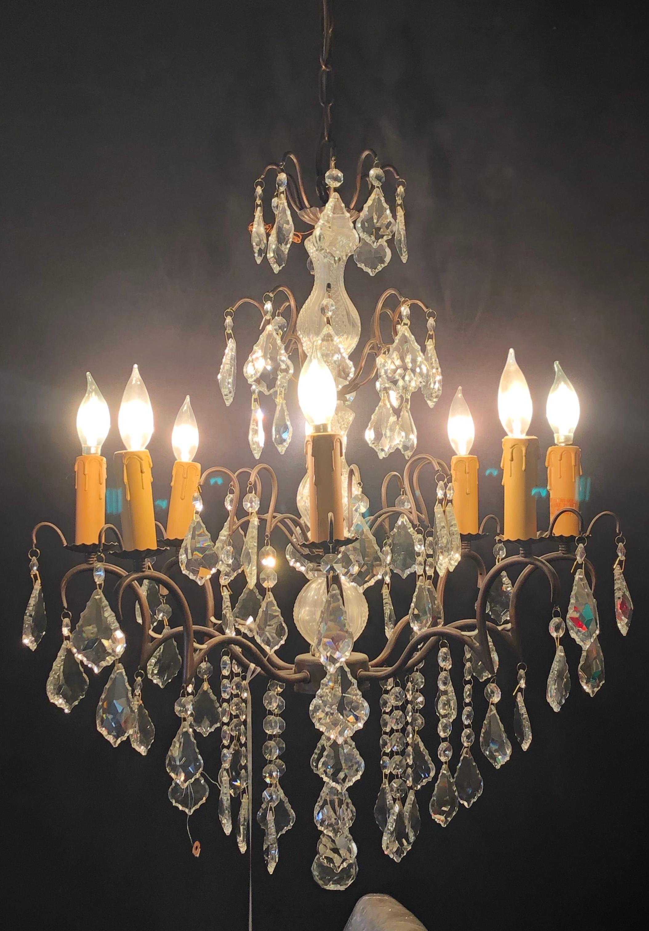 Lustre en métal et cristal avec colonne centrale en verre taillé, récemment câblé. Ce lustre est doté d'une chaîne assortie de 12 pouces.