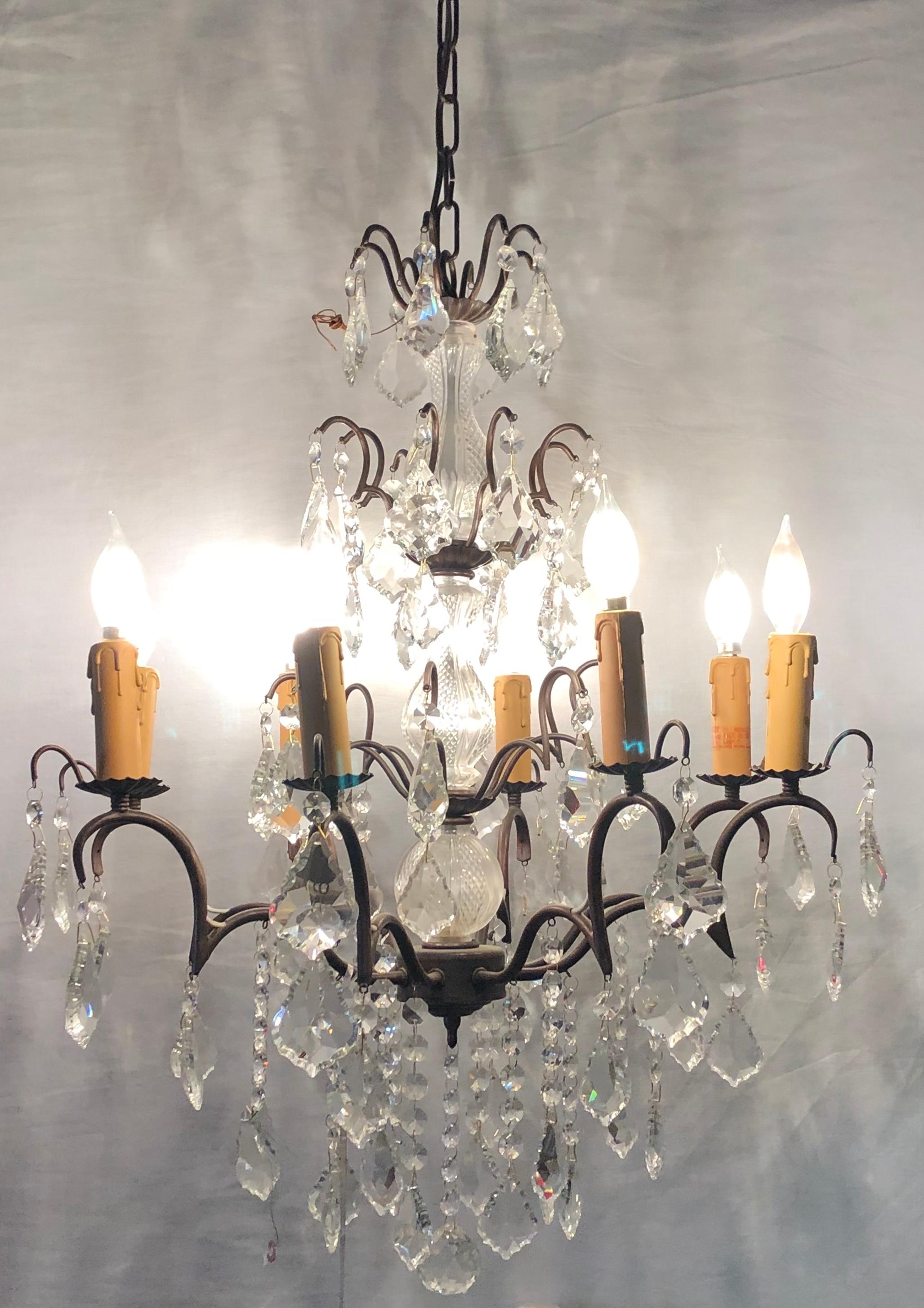 Néoclassique Lustre en métal et cristal conçu en cuivre avec colonne centrale en verre taillé en vente