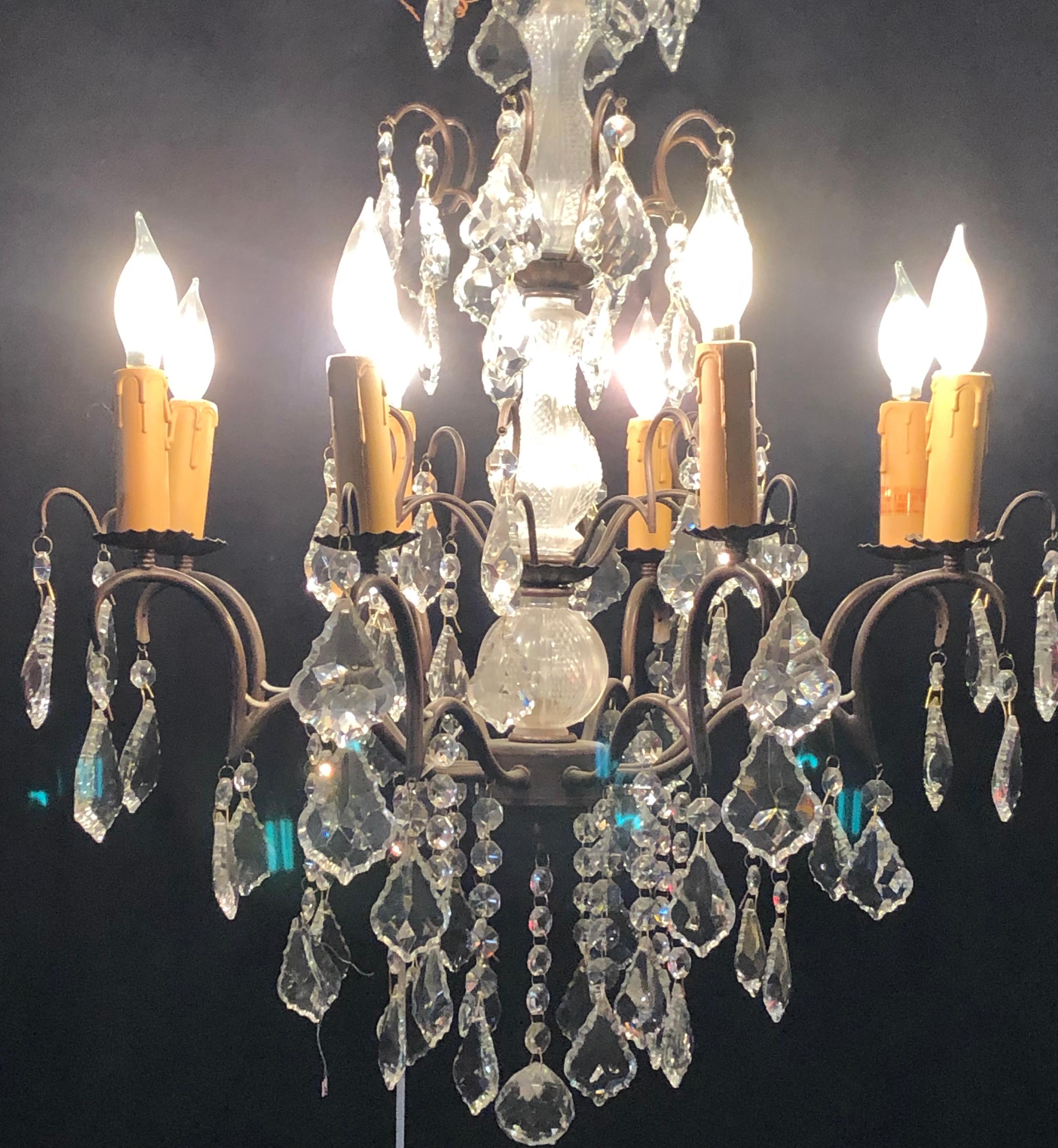 20ième siècle Lustre en métal et cristal conçu en cuivre avec colonne centrale en verre taillé en vente