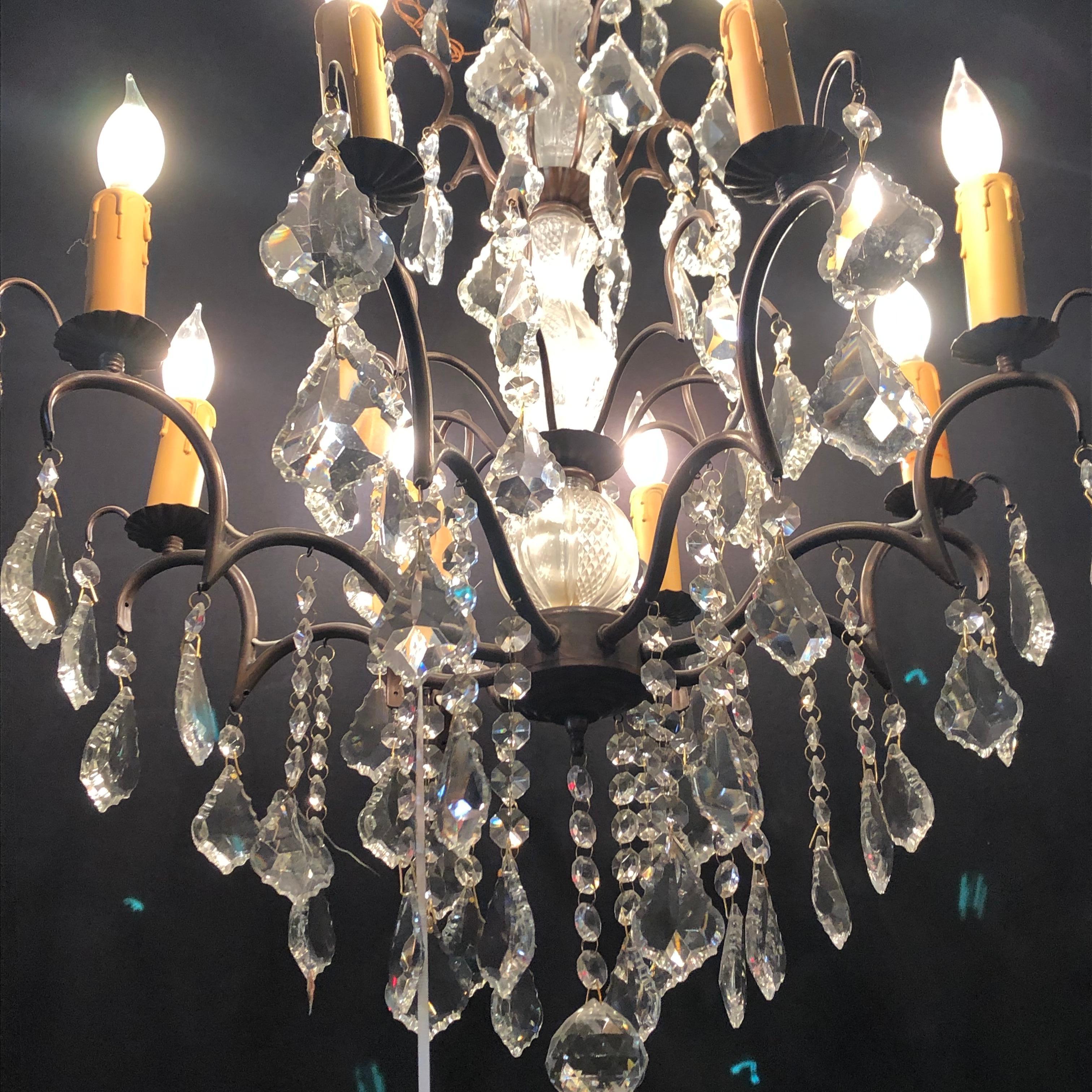 Lustre en métal et cristal conçu en cuivre avec colonne centrale en verre taillé en vente 1