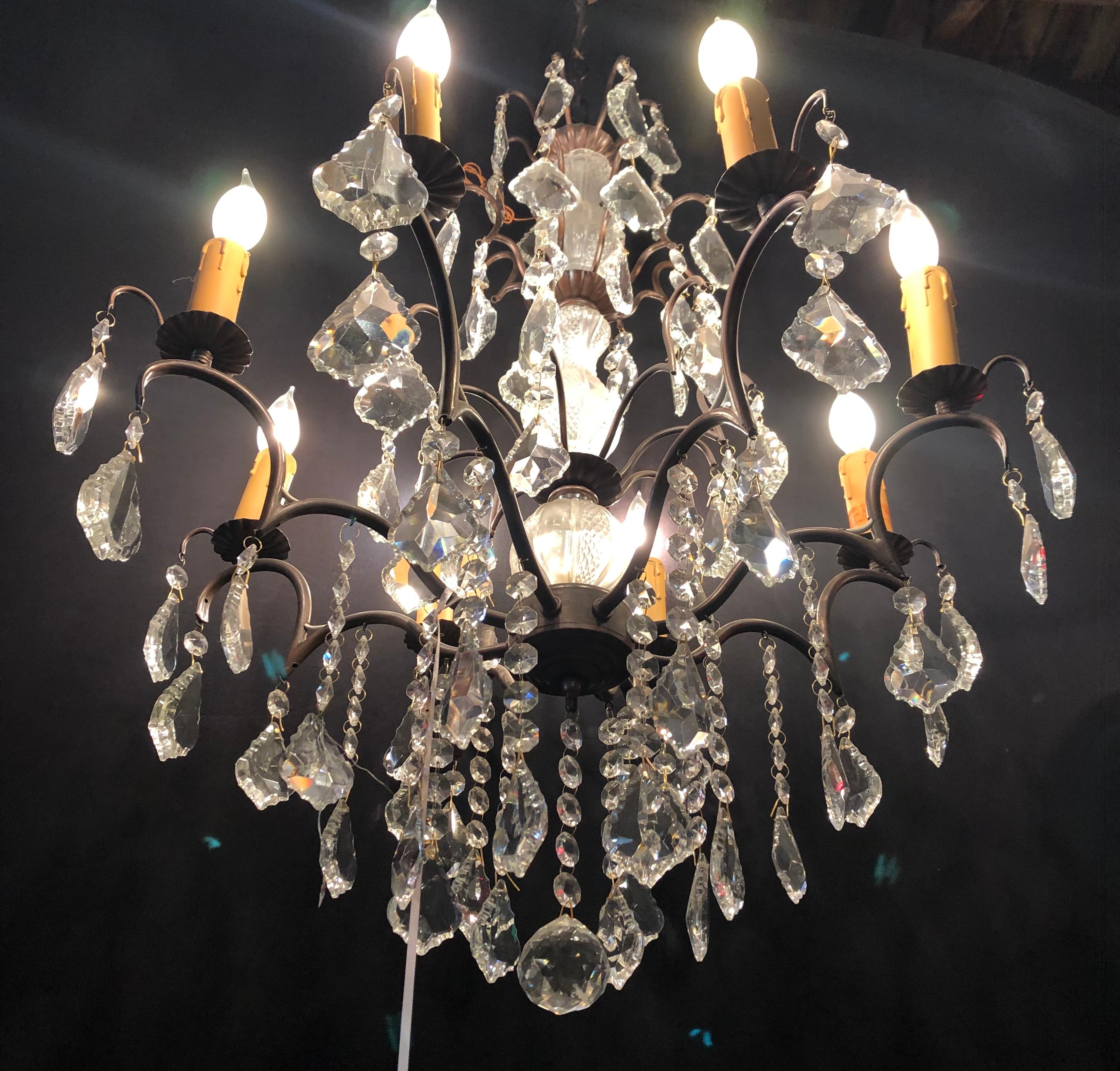 Lustre en métal et cristal conçu en cuivre avec colonne centrale en verre taillé en vente 3