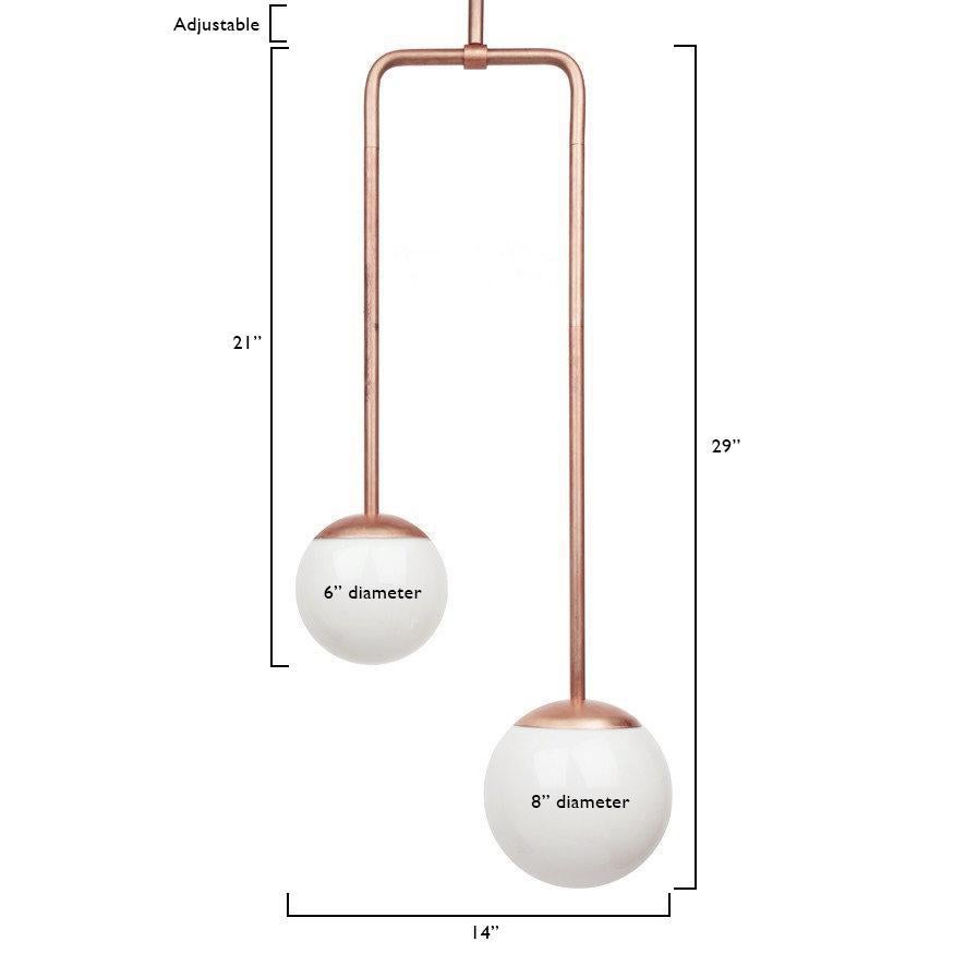 Une suspension asymétrique en cuivre pour illuminer votre salle à manger, votre salon, votre cuisine. Cette suspension lumineuse convient également parfaitement à un restaurant, un magasin ou un bureau à vocation commerciale.
Conçu par Michele