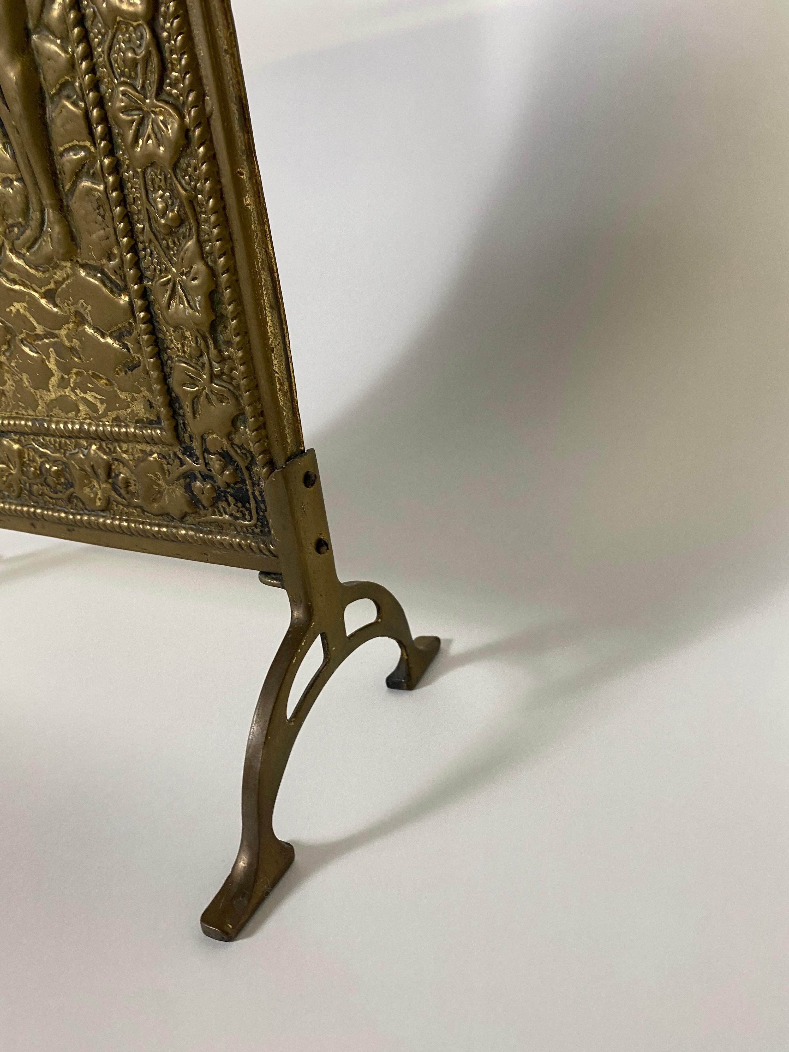 Copper Embossed Fireplace Screen Fire Screen, 1920's In Good Condition For Sale In Achterveld, NL
