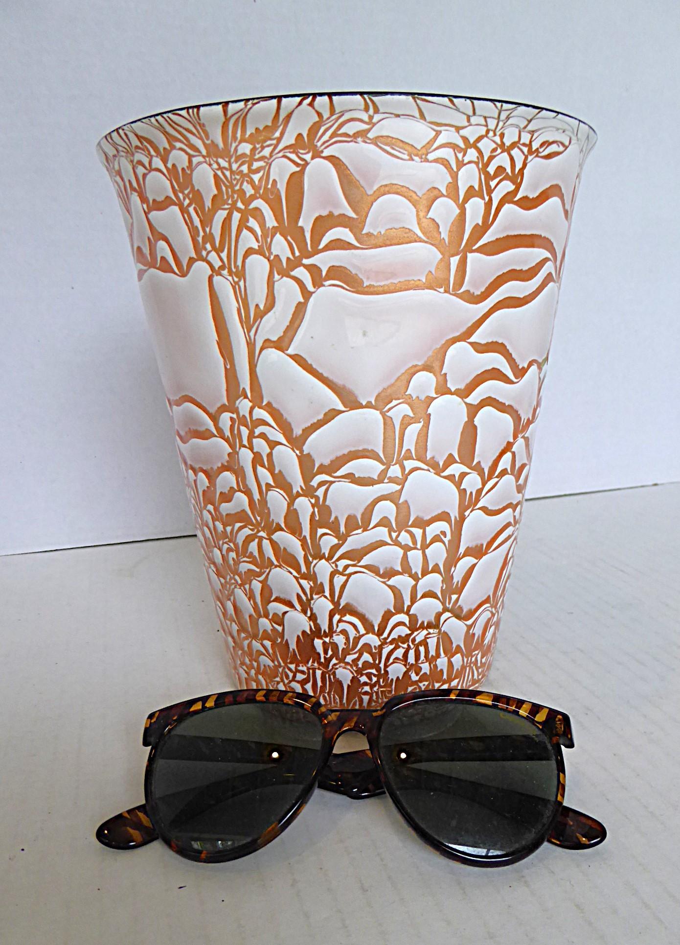 Grande vaso in rame smaltato degli anni '50 di Harold Tishler con la parte superiore leggermente svasata. Smaltatura in bianco e rame con disegno astratto all'esterno e smalto turchese-blu scuro sul bordo interno con il resto in turchese brillante.