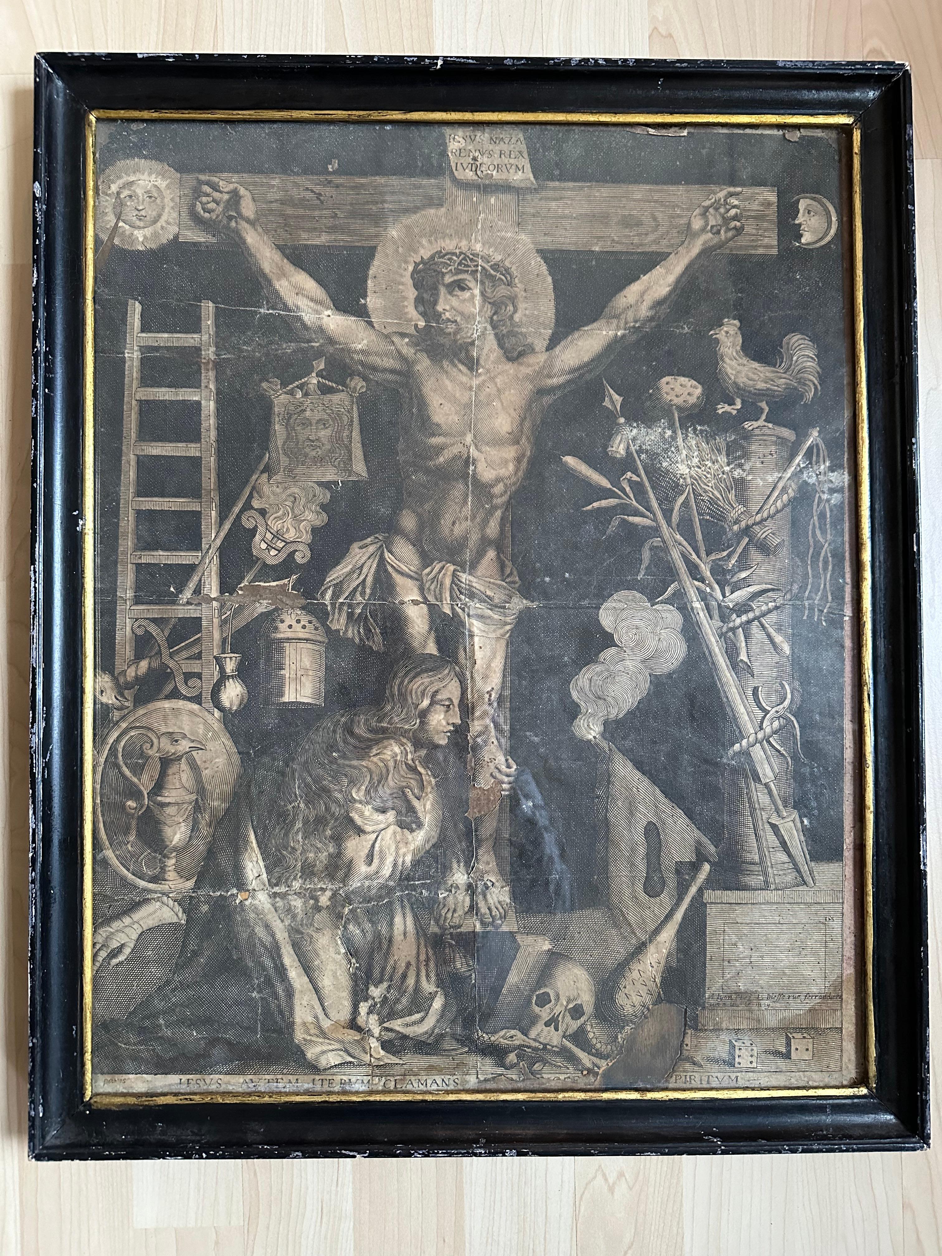 Dieser französische Kupferstich aus Paris aus dem 18. Jahrhundert, der die Kreuzigung Jesu mit Maria Magdalena zeigt, ist eine tiefgründige historische Erzählung. Dieses symbolträchtige Kunstwerk bietet einen Einblick in die religiösen und