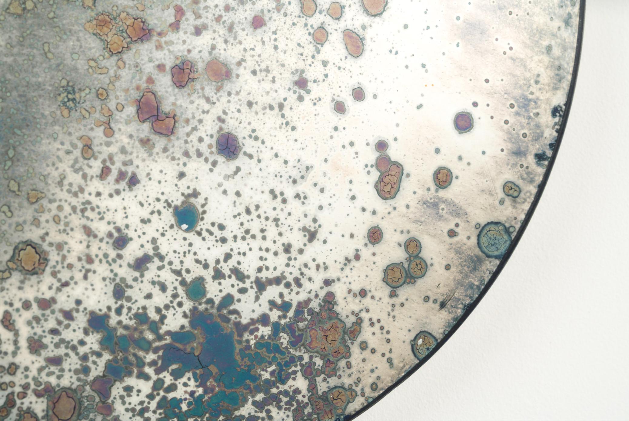 Cimon Kind Berman gioca con la luce, i riflessi e la trasparenza, creando opere che sono una fusione di artigianato antico e alchimia trasformativa. Ogni specchio racconta una storia unica, fondendo storia, artigianato e visione artistica, invitando