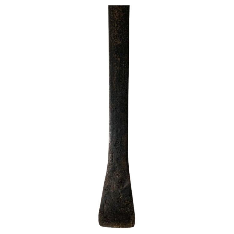Una forma di scudo vista raramente  Parafuoco in rame con una presentazione da Vecchio Mondo. Con  motivo a perline e fleur de lis in rilievo. Il paravento con due motivi a goccia sormontati da un supporto a spirale. Una dimensione ideale per i