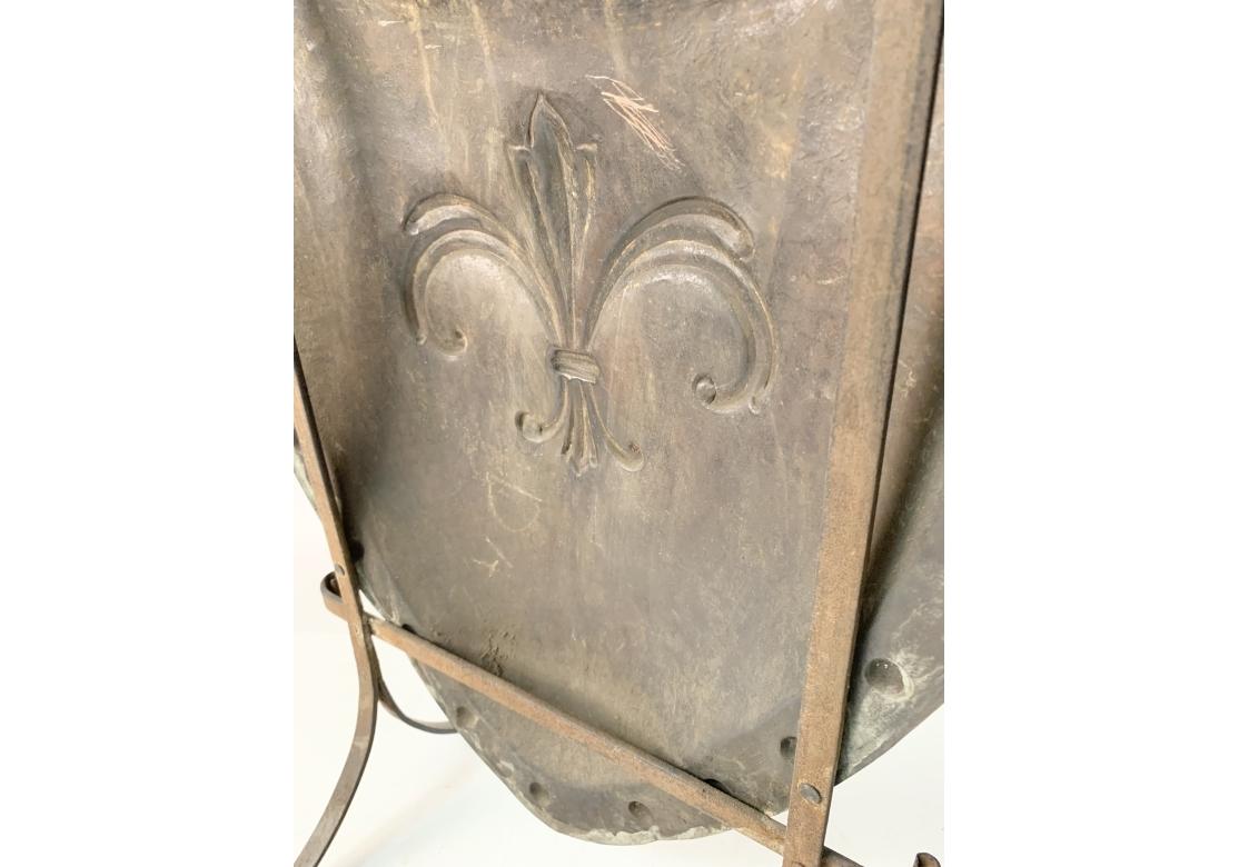 Rame Parafuoco con scudo Fleur De Lis in rame in vendita