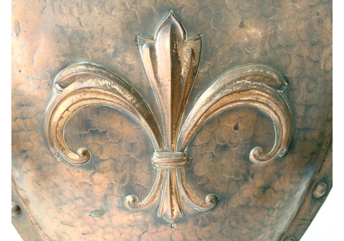 Parafuoco con scudo Fleur De Lis in rame in vendita 3