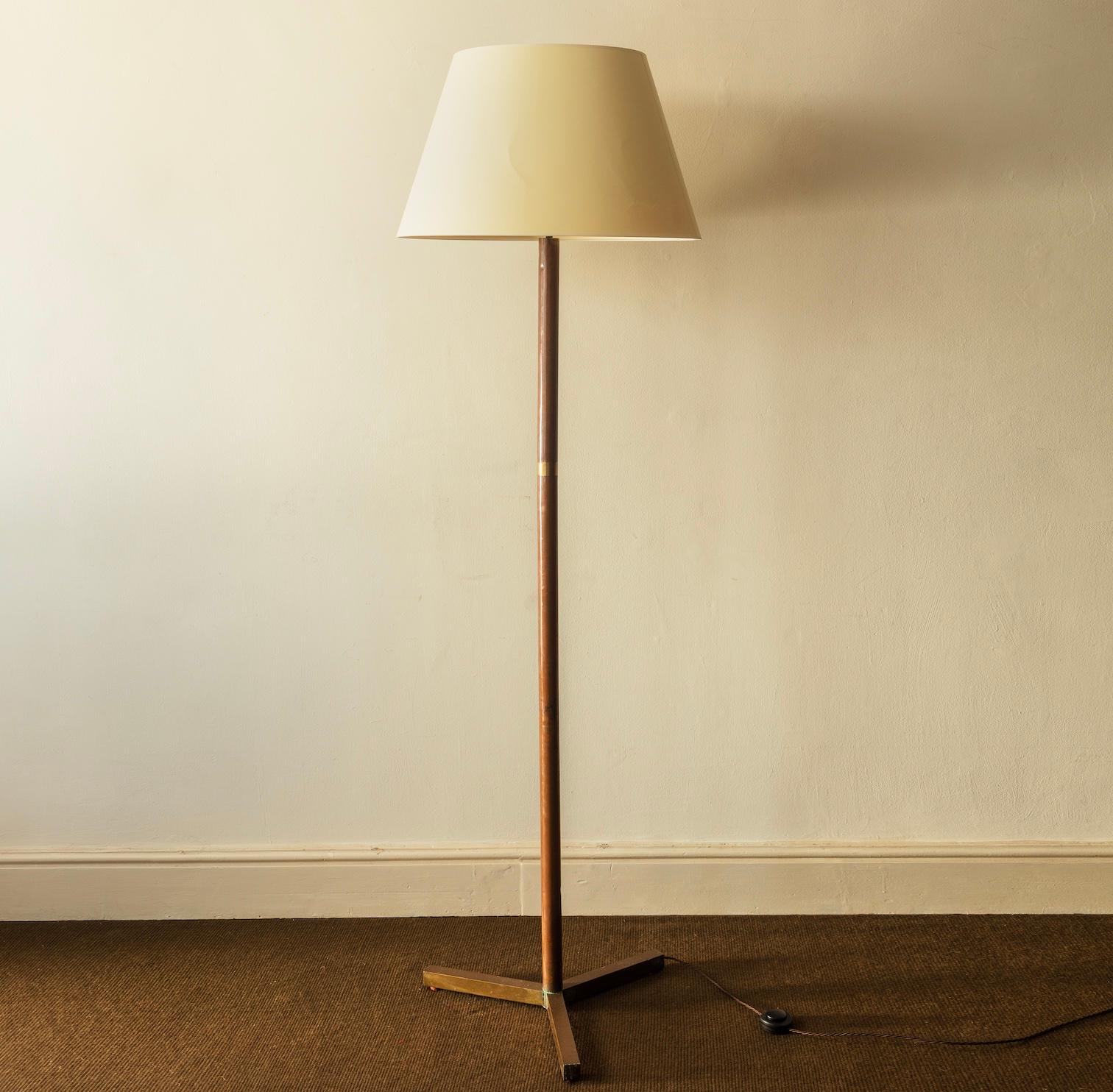 Copper floor lamp with an inset ring of brass, on a three-part brass foot.
Perfect patination. French 1960s.
Rewired and sold with a custom card shade.
Size: H 165 cm