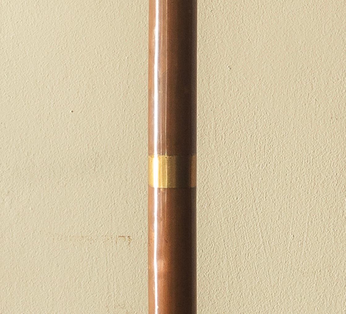 Milieu du XXe siècle Lampadaire en cuivre avec anneau en laiton incrusté sur pied en laiton en trois parties. Français 1960 en vente