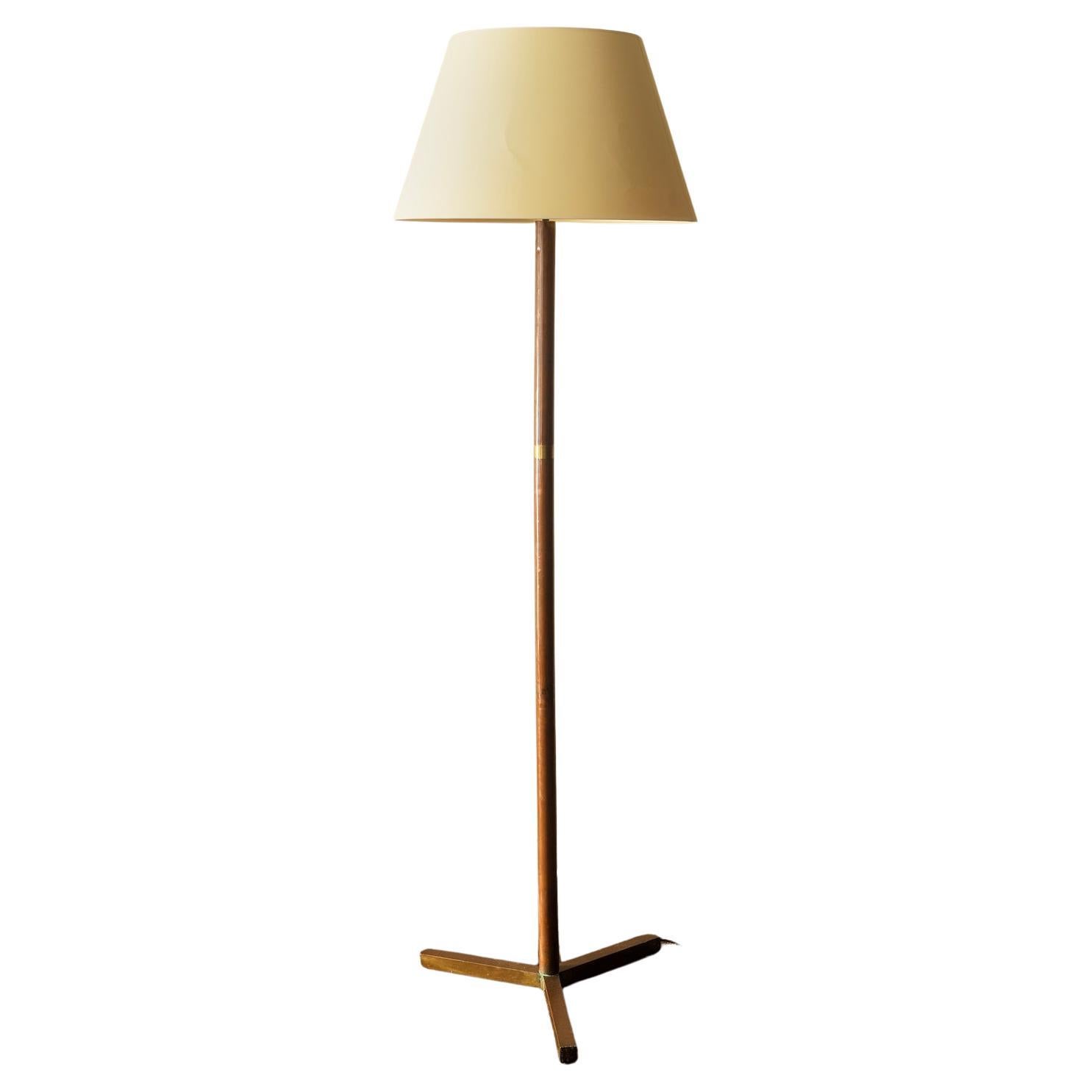 Copper floor lamp with inset ring of brass on three-part brass foot. French 1960 For Sale